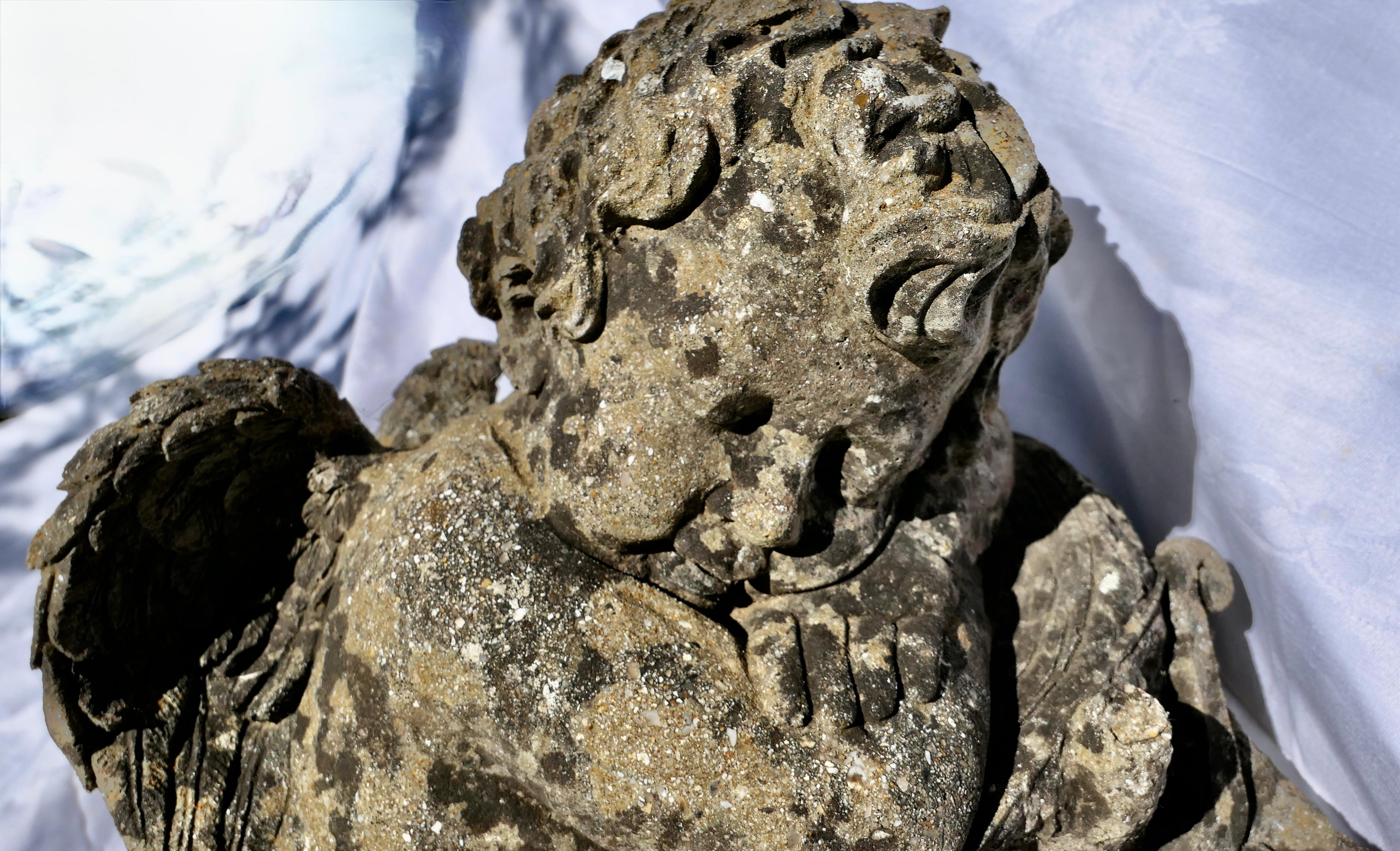 Verwitterte Steinstatue einer schlafenden Putte, Baby Cherub mit Flügeln (Kunststein) im Angebot