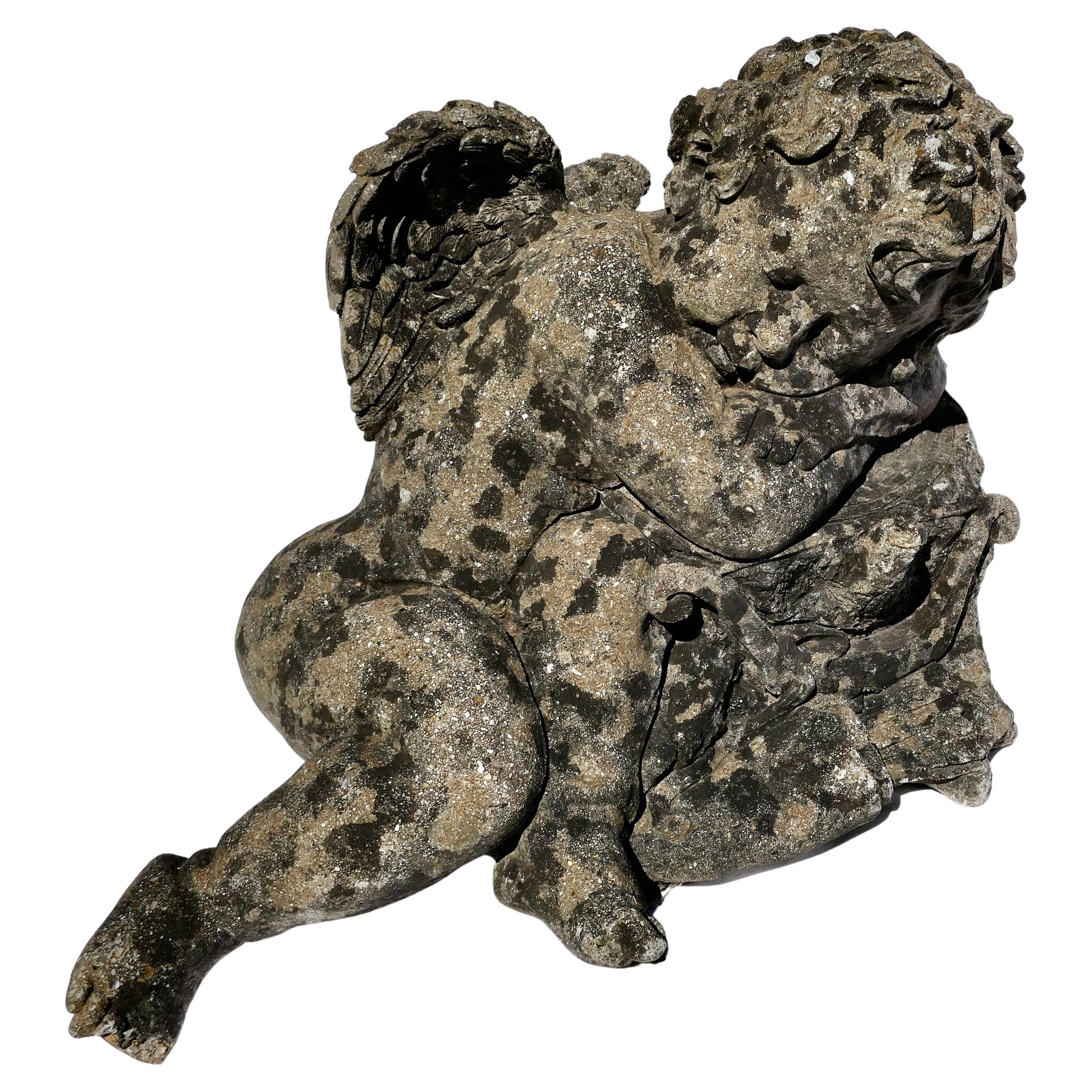Statue française en pierre vieillie d'un chérubin endormi, bébé chérubin aux ailes