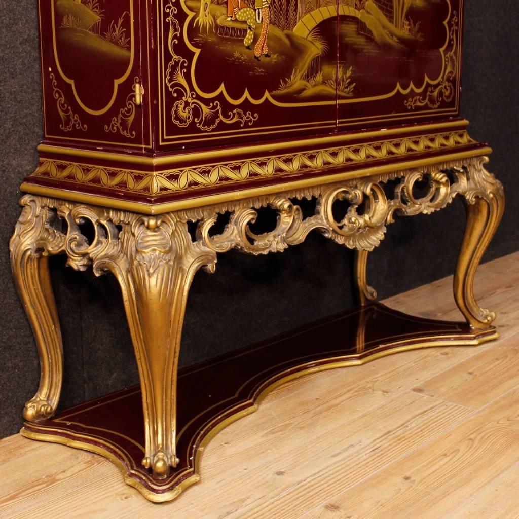 French wet bar from 20th century. High quality sideboard with two doors in carved, gilded and lacquered chinoiserie wood. Cabinet supported by four richly carved and gilded legs. Wet bar covered internally with mirrors, complete with two drawers and
