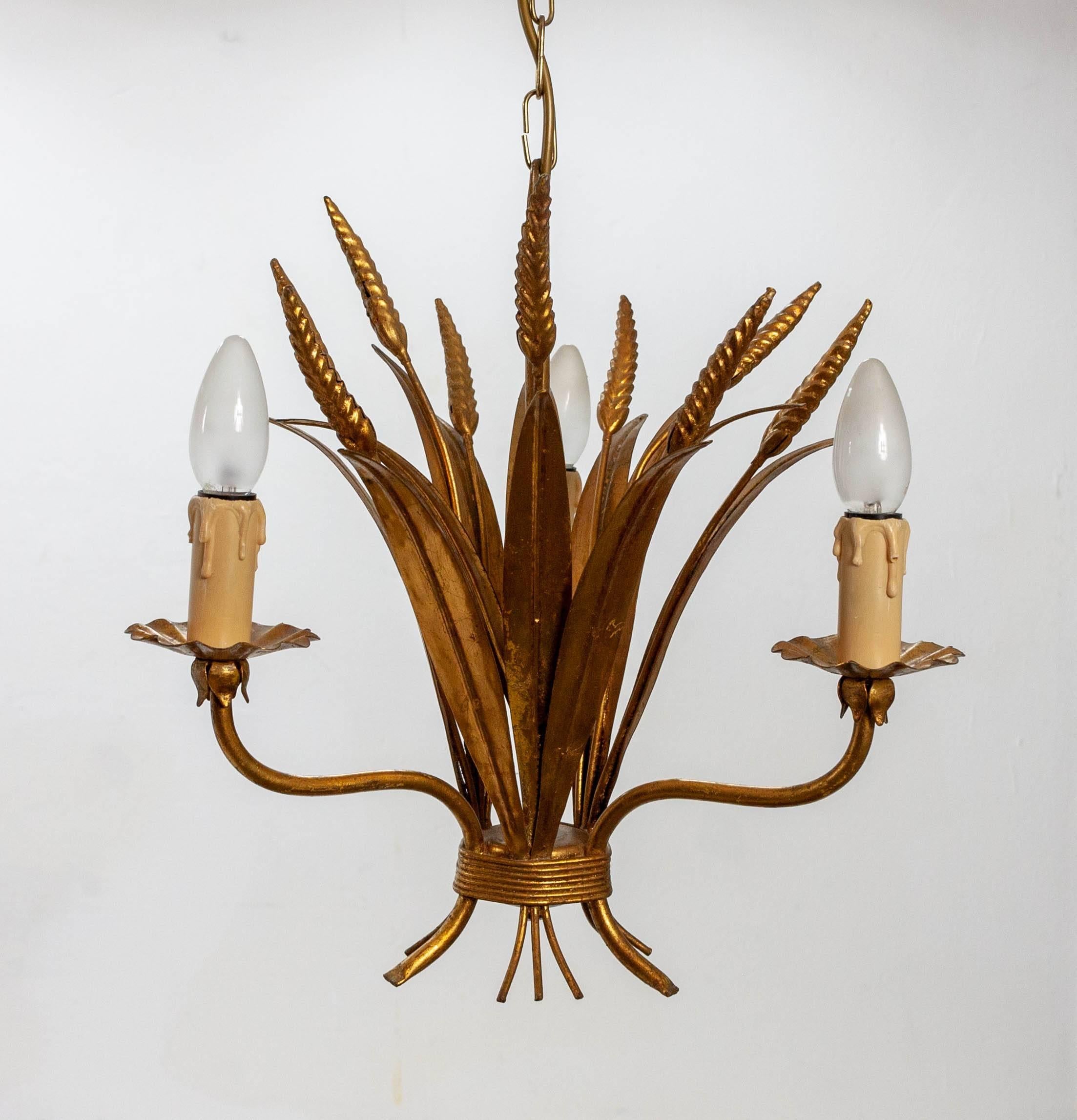 Élégante lampe suspendue de style Hollywood Regency en forme de gerbe de blé, en laiton. Fabriqué en France, années 1970.