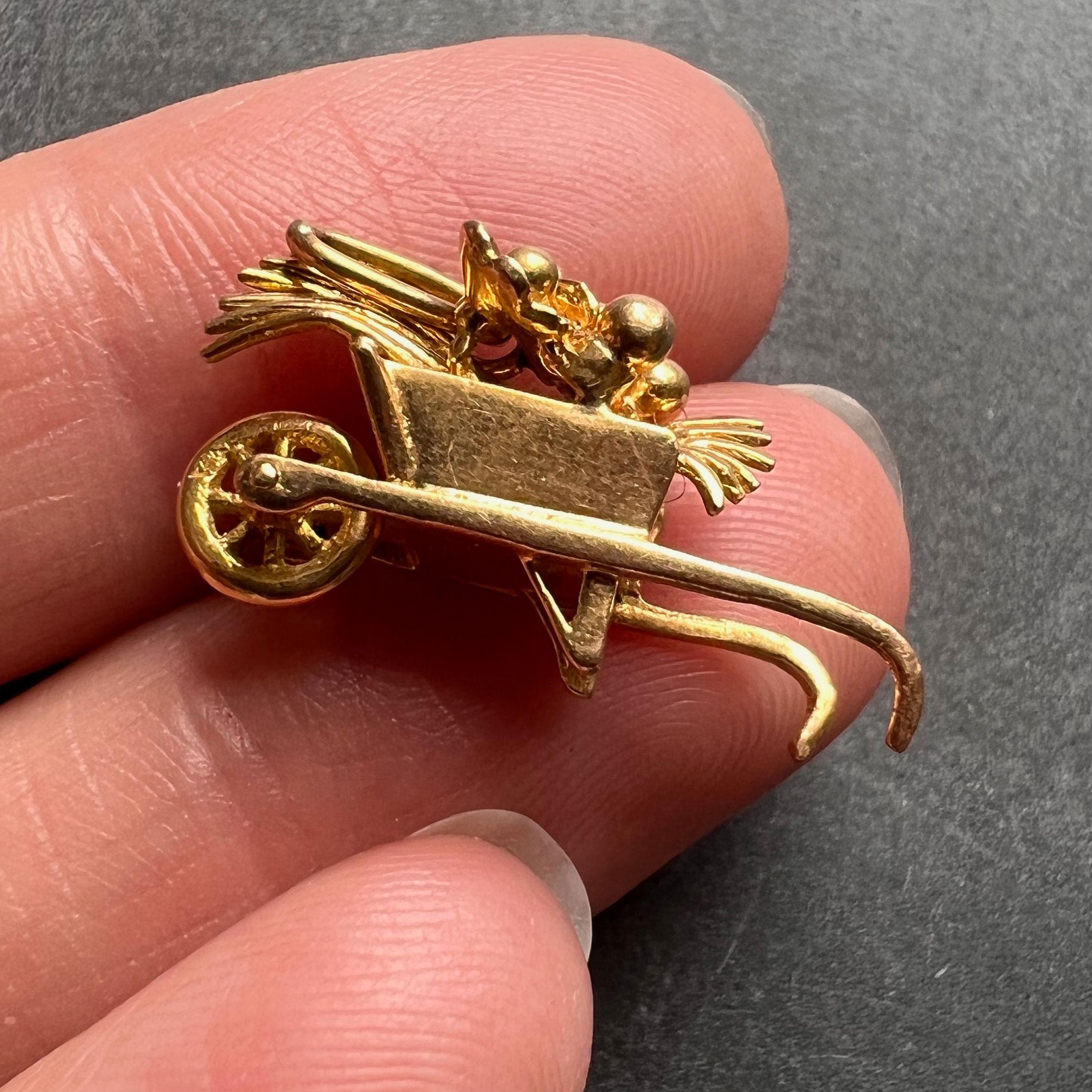 French Wheelbarrow with Flowers 18K Yellow Gold Charm Pendant In Good Condition For Sale In London, GB