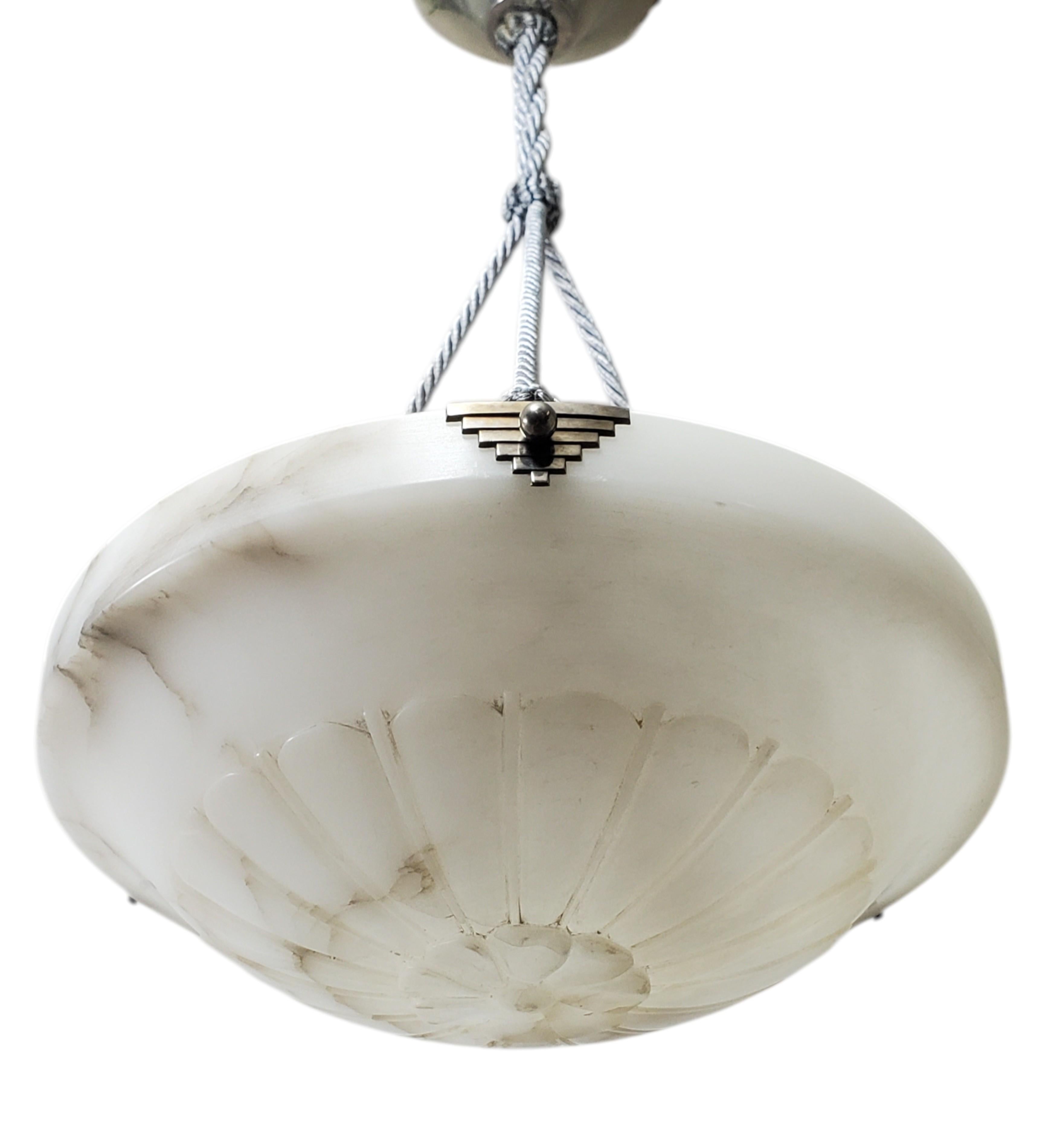 Lampada a sospensione francese in alabastro bianco, corda grigia con baldacchino originale in alabastro in vendita 4