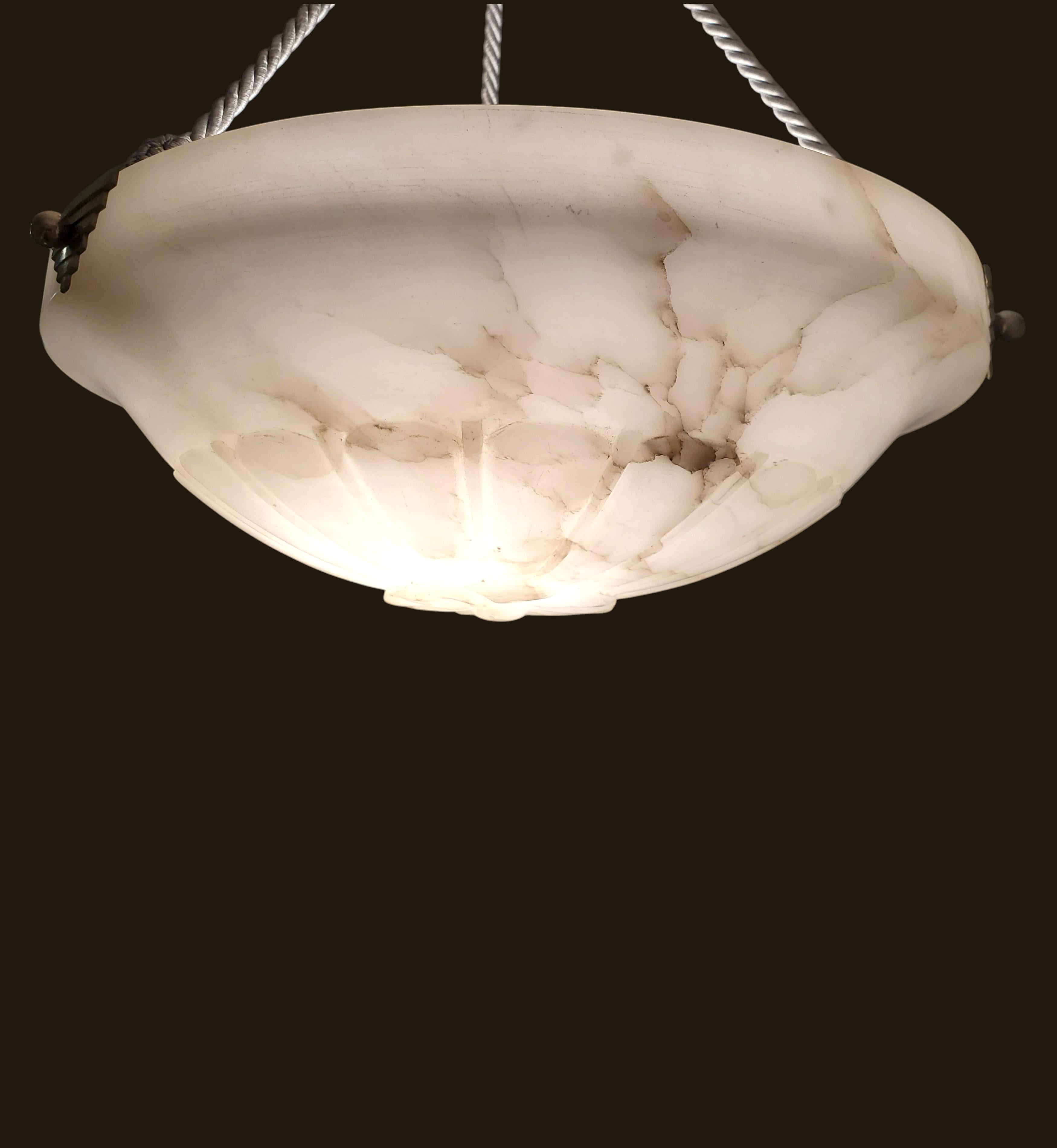 Art Déco Lampada a sospensione francese in alabastro bianco, corda grigia con baldacchino originale in alabastro in vendita