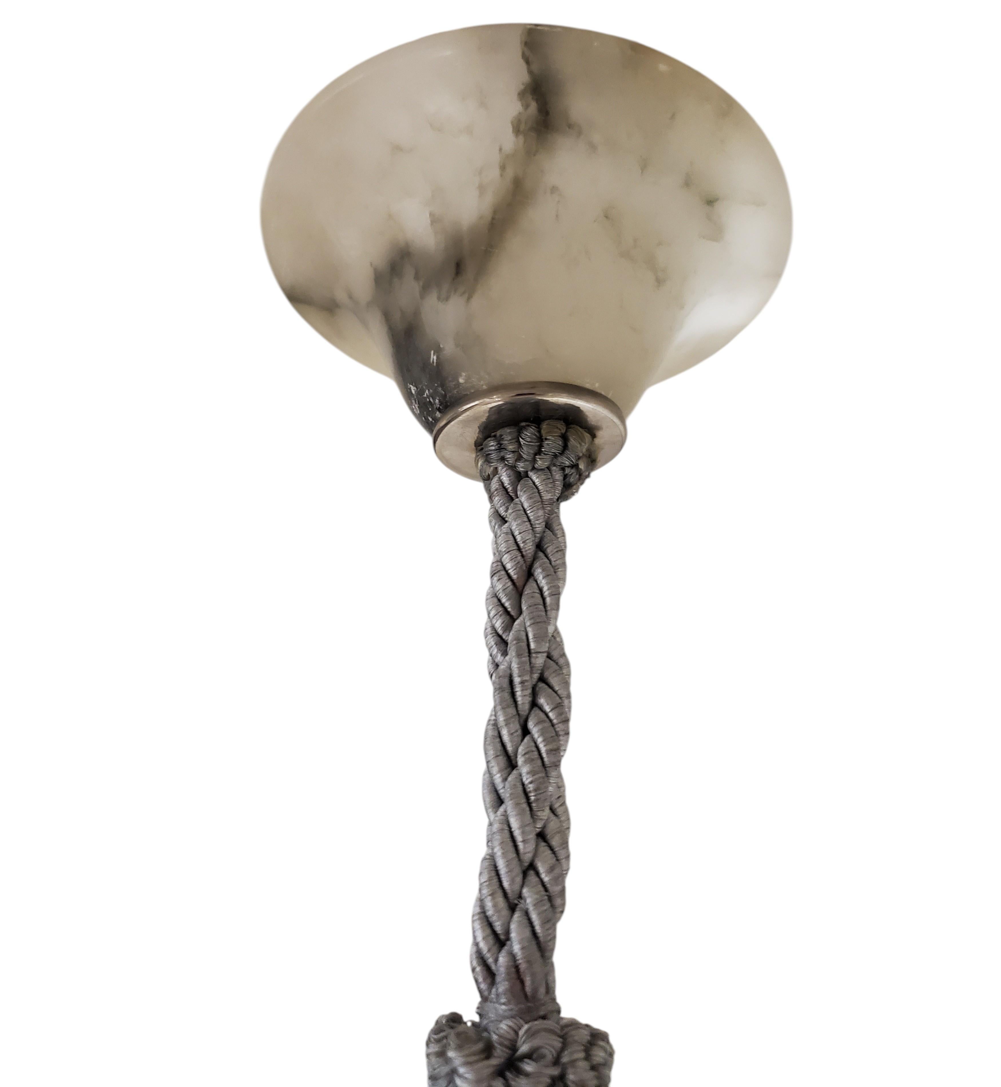 Intagliato a mano Lampada a sospensione francese in alabastro bianco, corda grigia con baldacchino originale in alabastro in vendita