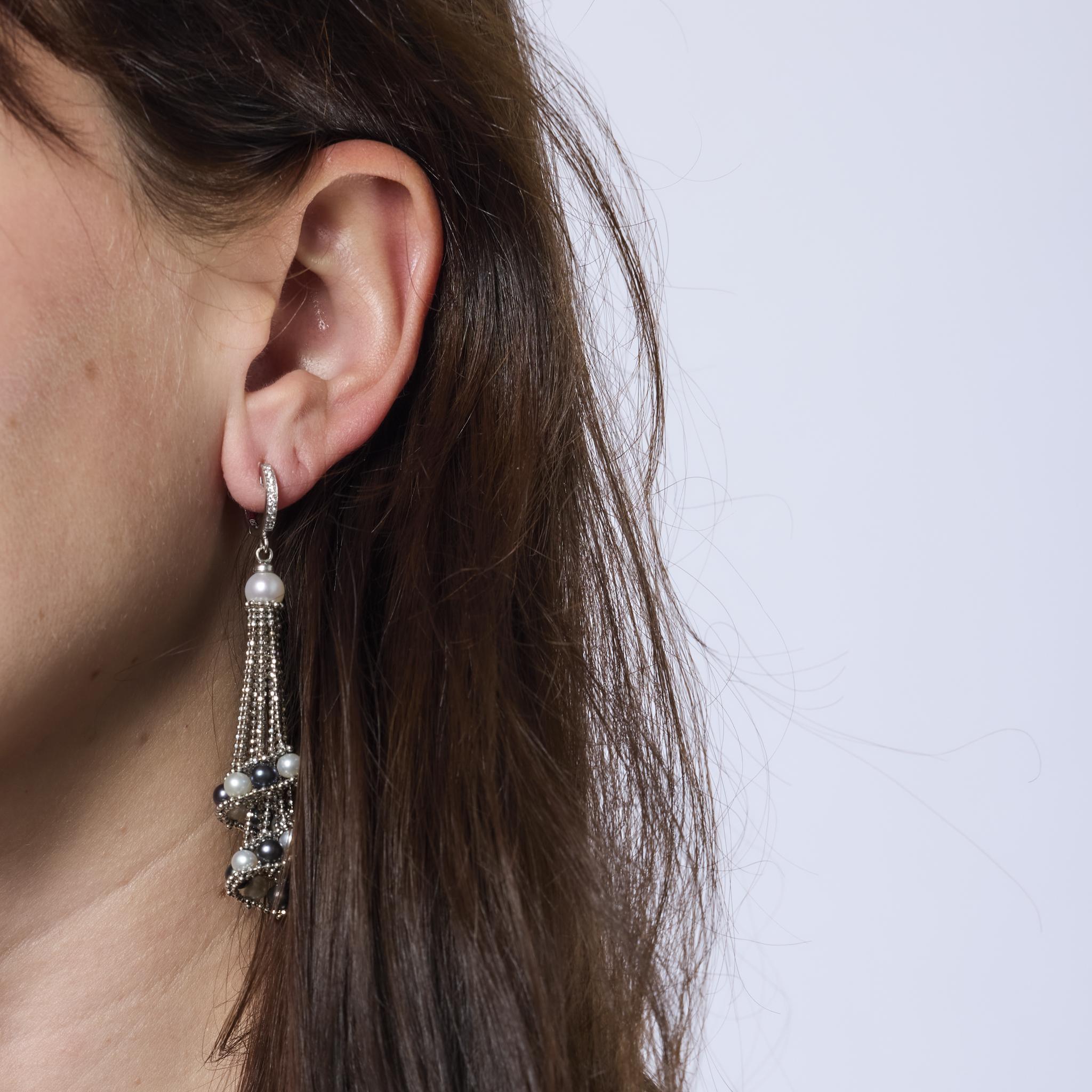 Questi eleganti orecchini contemporanei presentano una graziosa composizione di perle bianche e tahitiane coltivate, accentate da diamanti scintillanti. Realizzati in oro bianco 18 carati, offrono una dichiarazione luminosa e raffinata di lusso