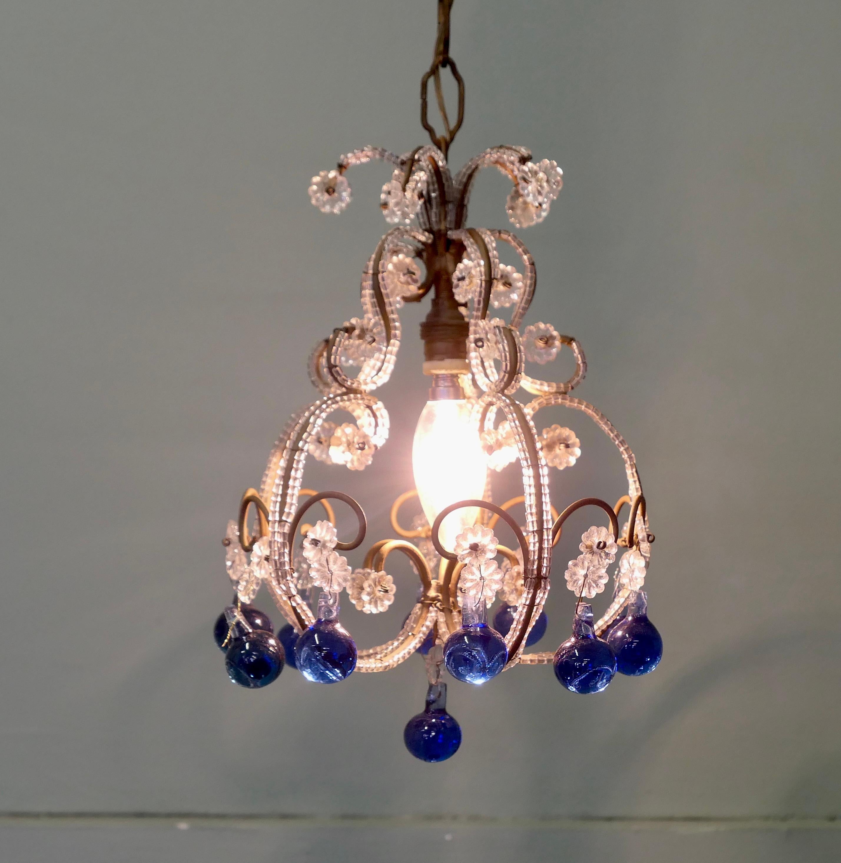 Lampadario francese in cristallo bianco e cobalto


La cornice in ottone ritorto, scurito dall'età, è ornata da perline e fiori chiari tutt'intorno e da splendide perline cobalto che pendono dalla parte inferiore.
Si tratta di un pezzo molto bello,