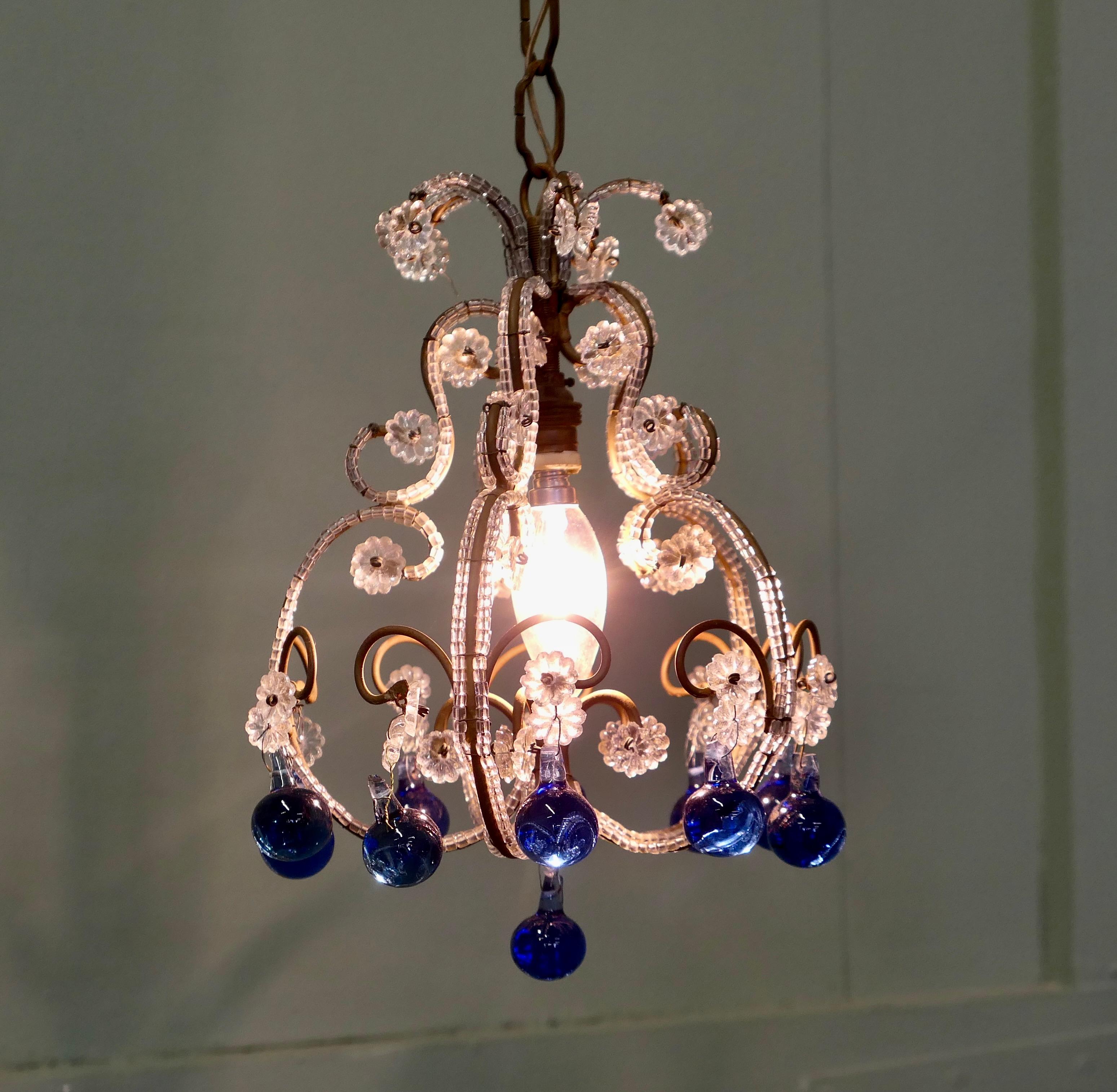 Stile provenzale Lampadario francese in cristallo bianco e cobalto in vendita