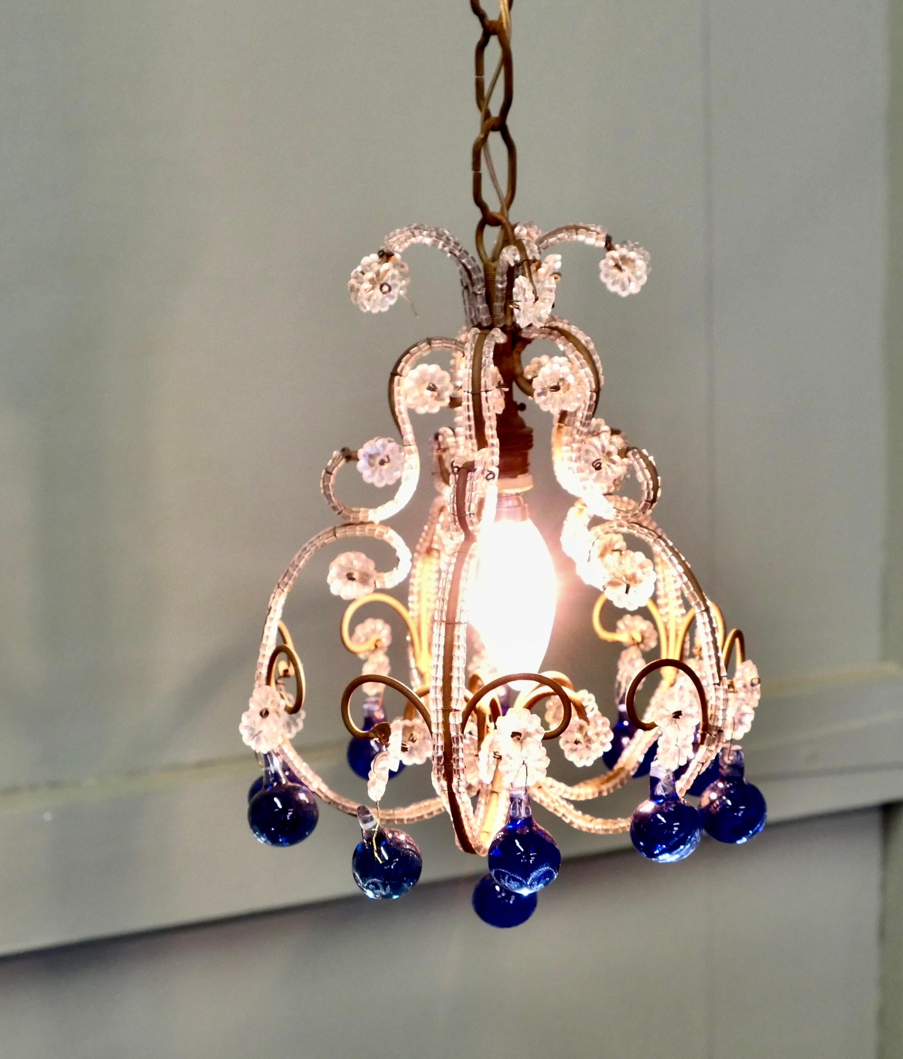 Inizio XX secolo Lampadario francese in cristallo bianco e cobalto in vendita