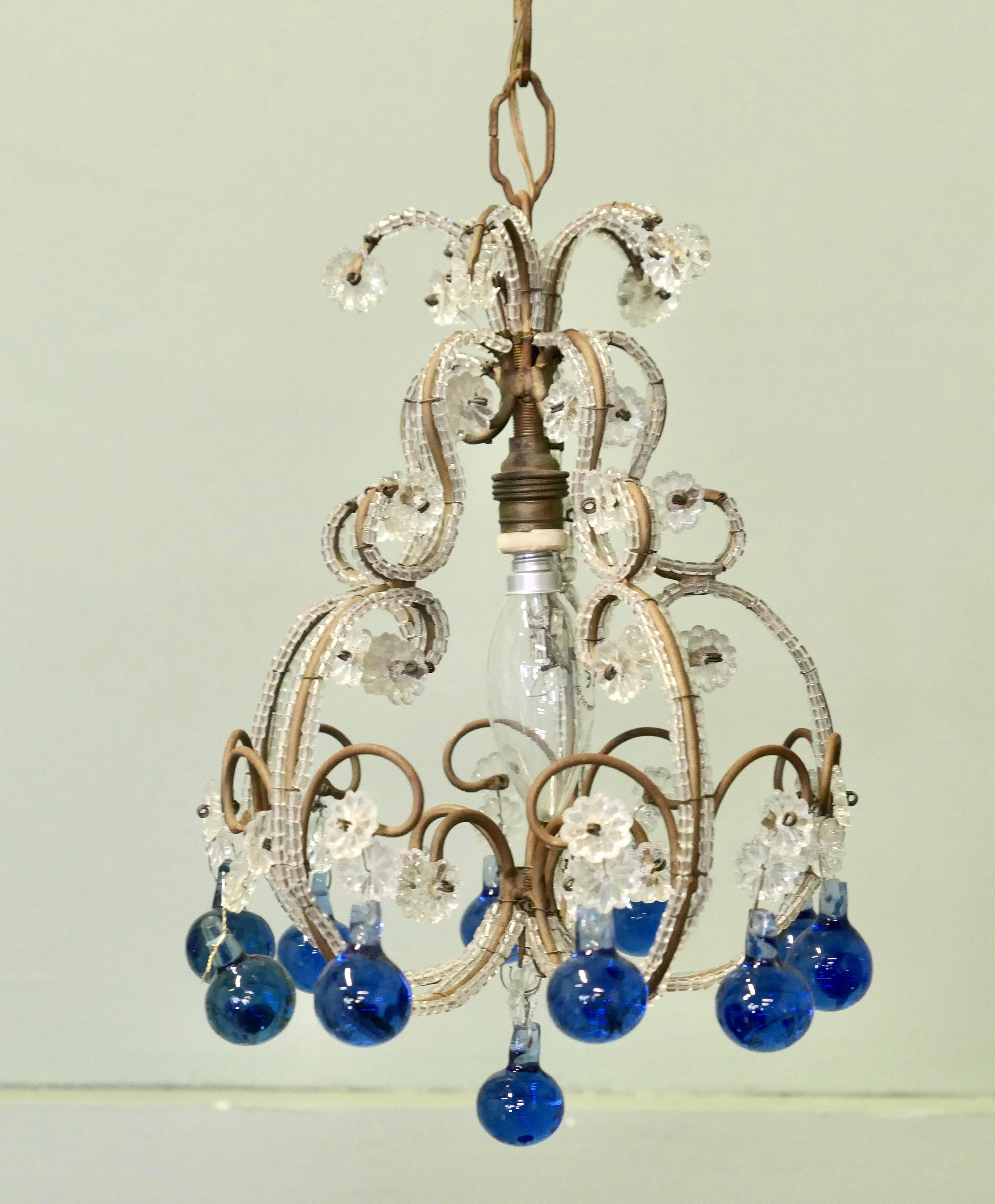 Lampadario francese in cristallo bianco e cobalto in vendita 1