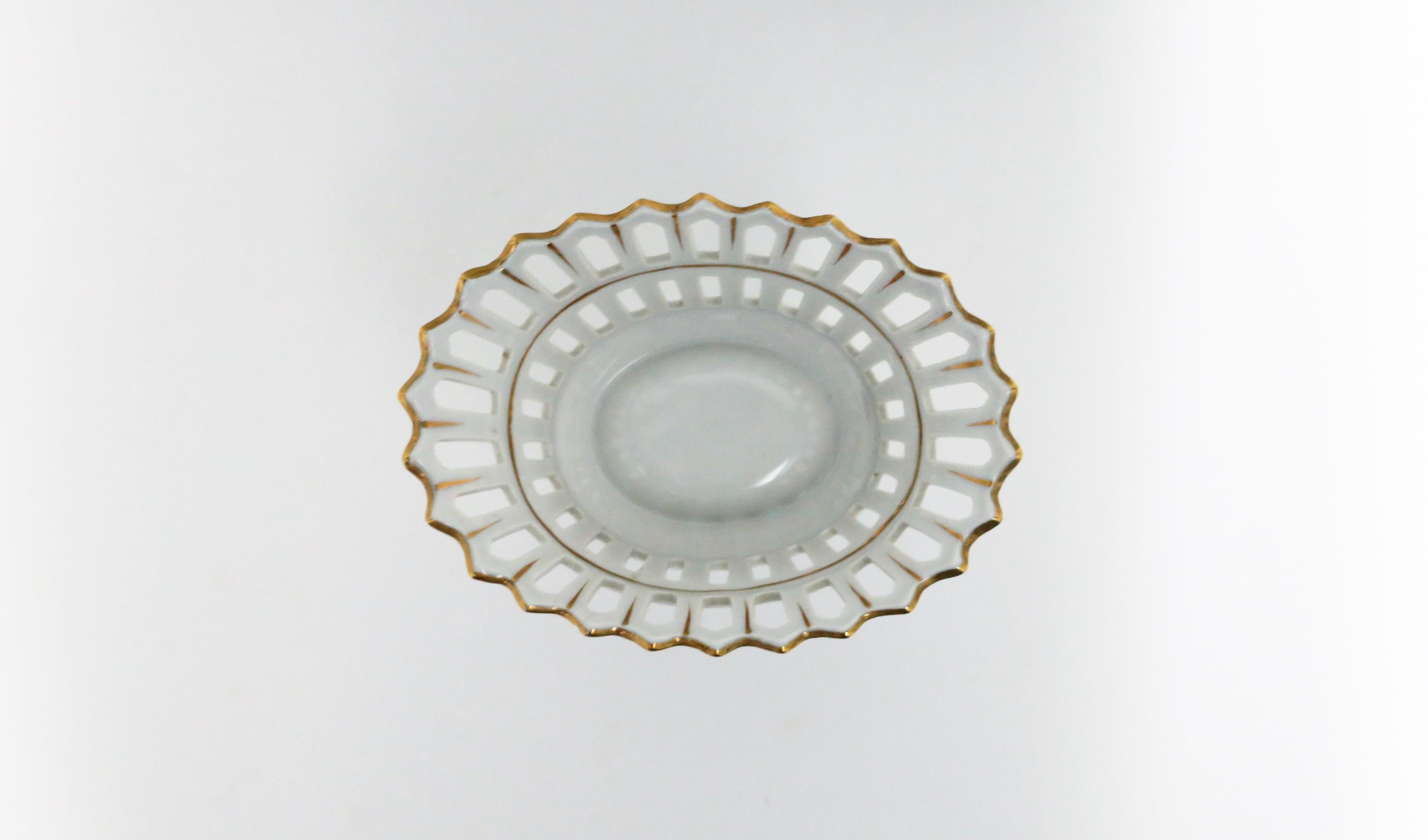 Kompottschale aus durchbrochenem Porzellan in Weiß und Gold, Tazza im Angebot 6