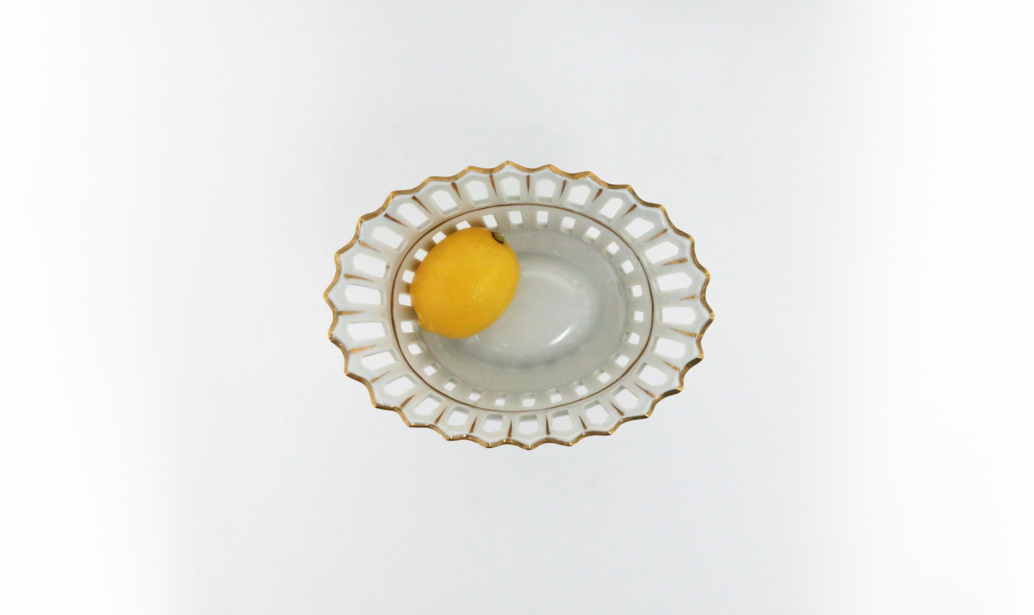Kompottschale aus durchbrochenem Porzellan in Weiß und Gold, Tazza im Angebot 7