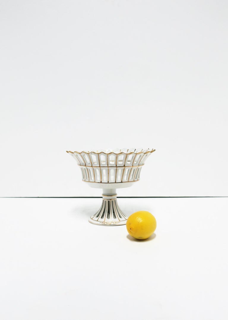 French White and Gold Pierced Porcelain Compote Basket Tazza In Good Condition For Sale In New York, NY