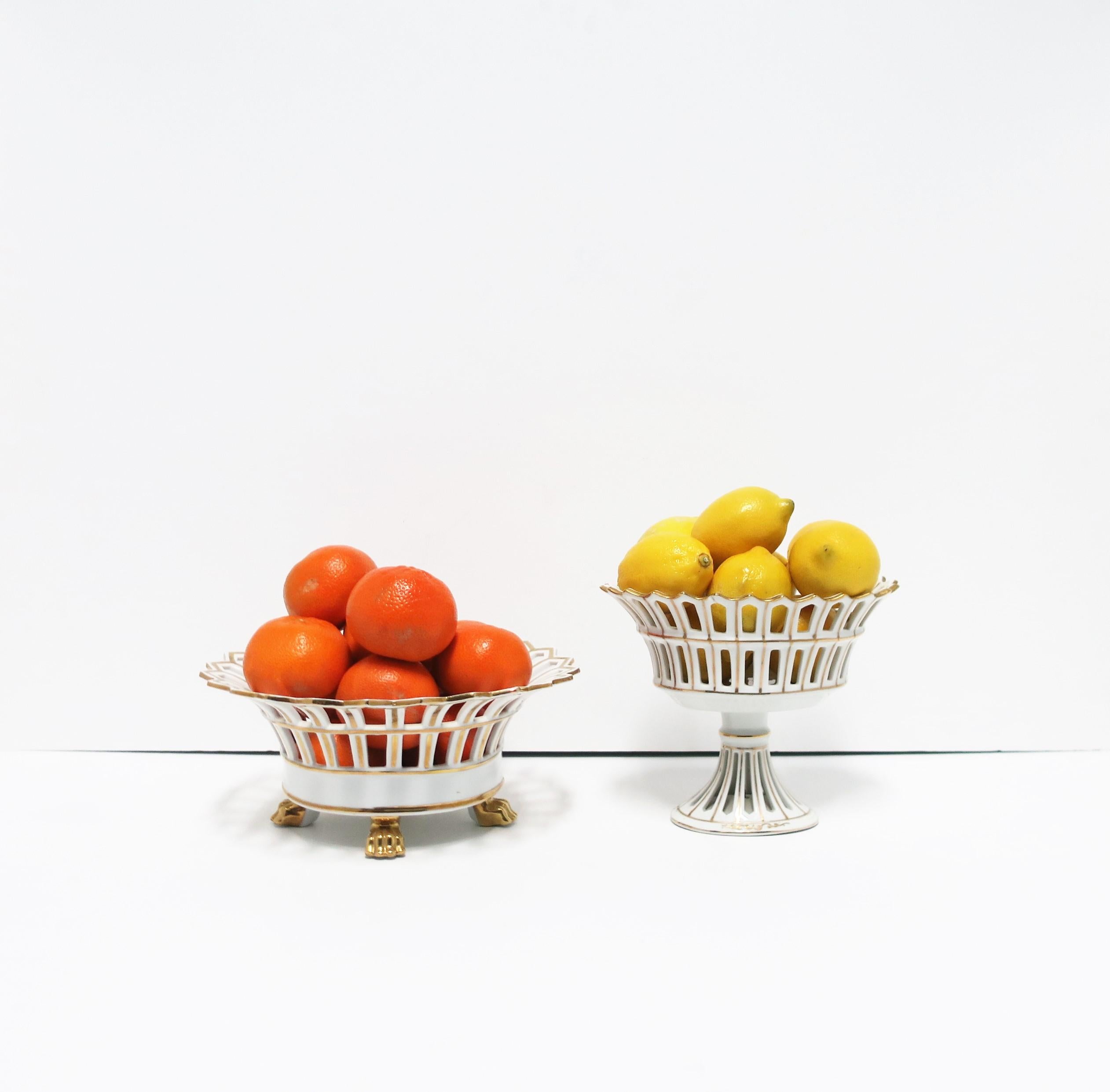 Kompottschale aus durchbrochenem Porzellan in Weiß und Gold, Tazza im Zustand „Gut“ im Angebot in New York, NY