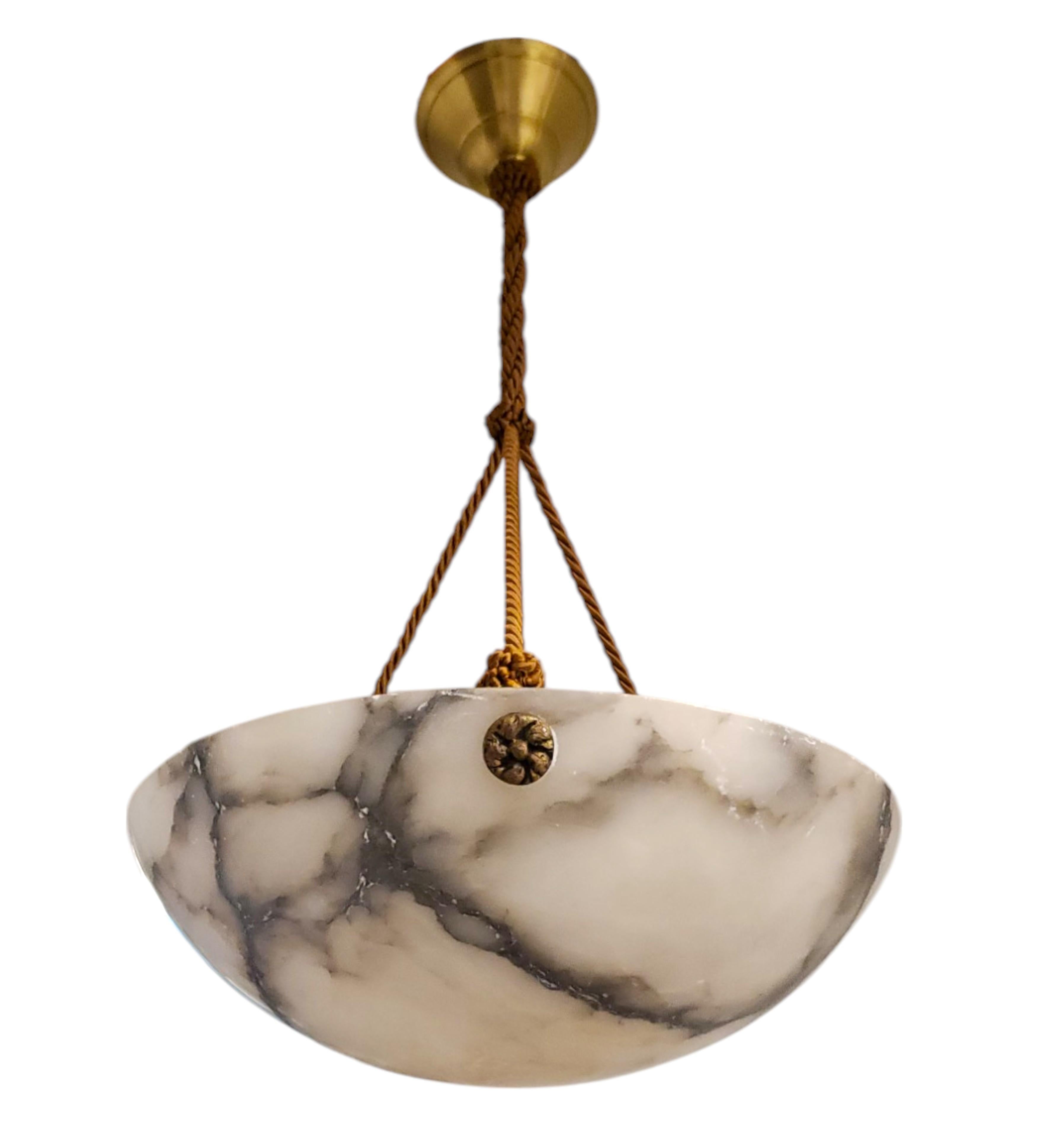French white and grey veined original alabaster coupe w/ gold cord In Good Condition For Sale In New York City, NY