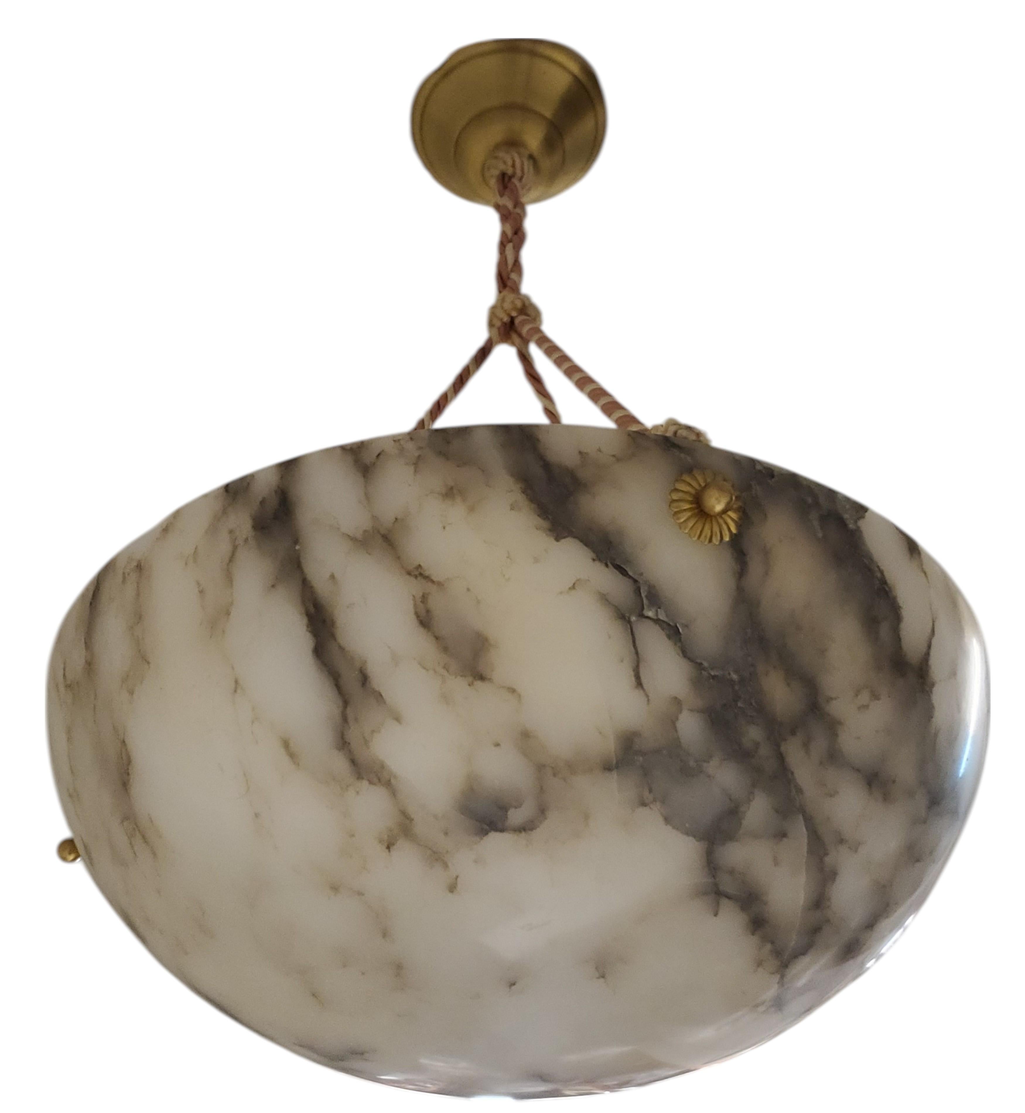 Coupe d'albâtre d'origine française veinée de blanc et de gris avec cordon rose + blanc en vente 2