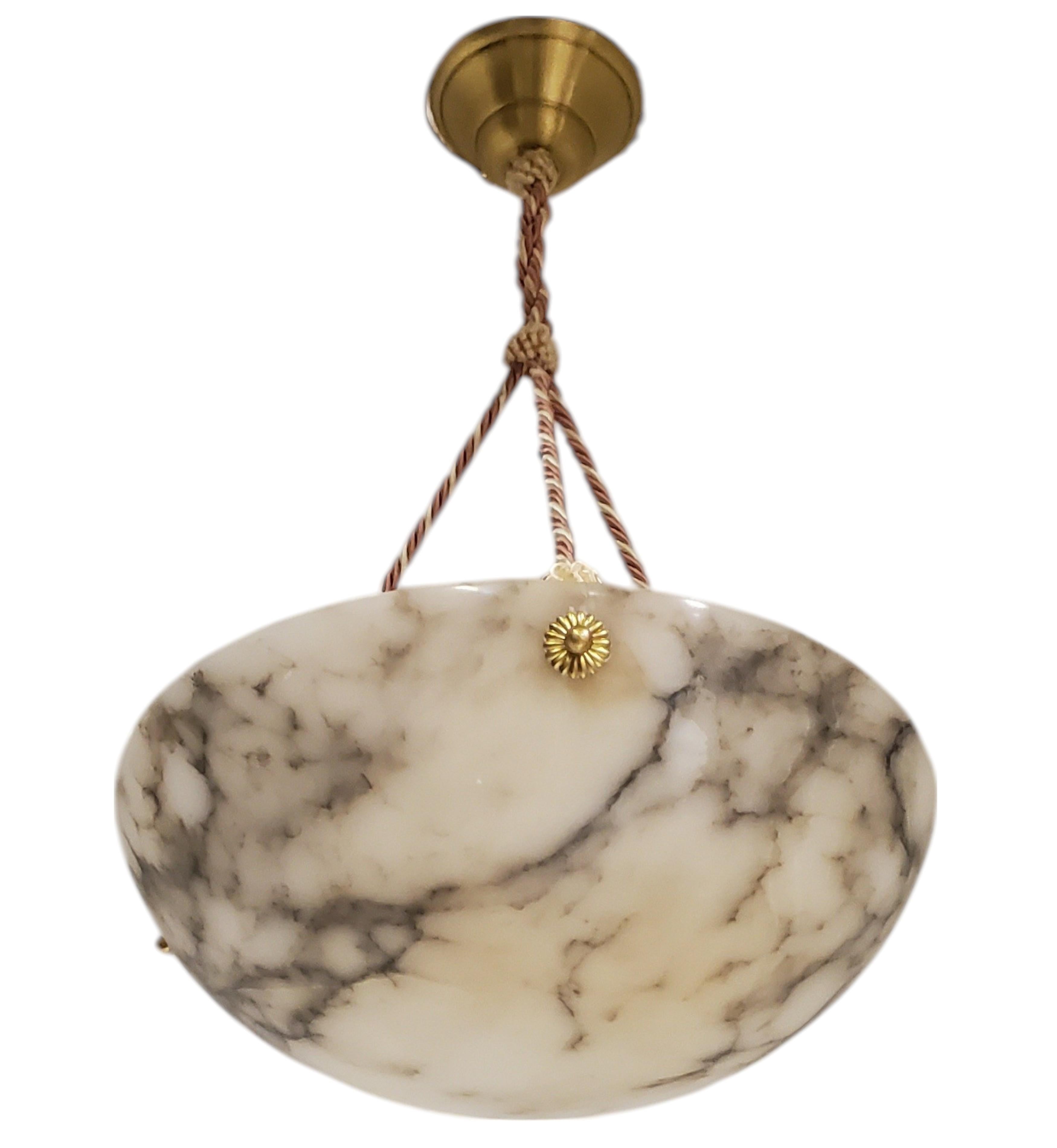 Coupe d'albâtre d'origine française veinée de blanc et de gris avec cordon rose + blanc en vente 3