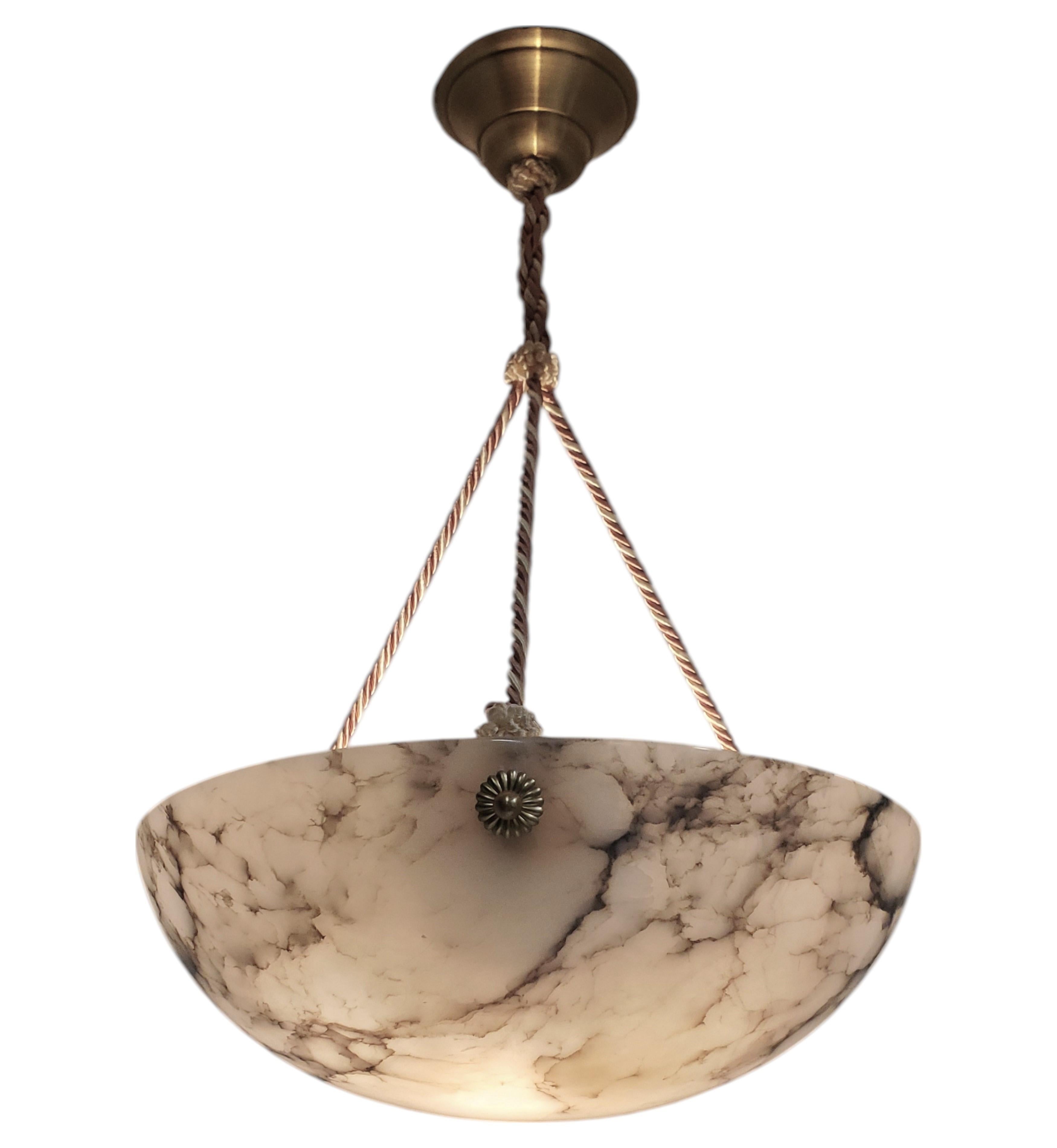 Coupe d'albâtre d'origine française veinée de blanc et de gris avec cordon rose + blanc en vente 5