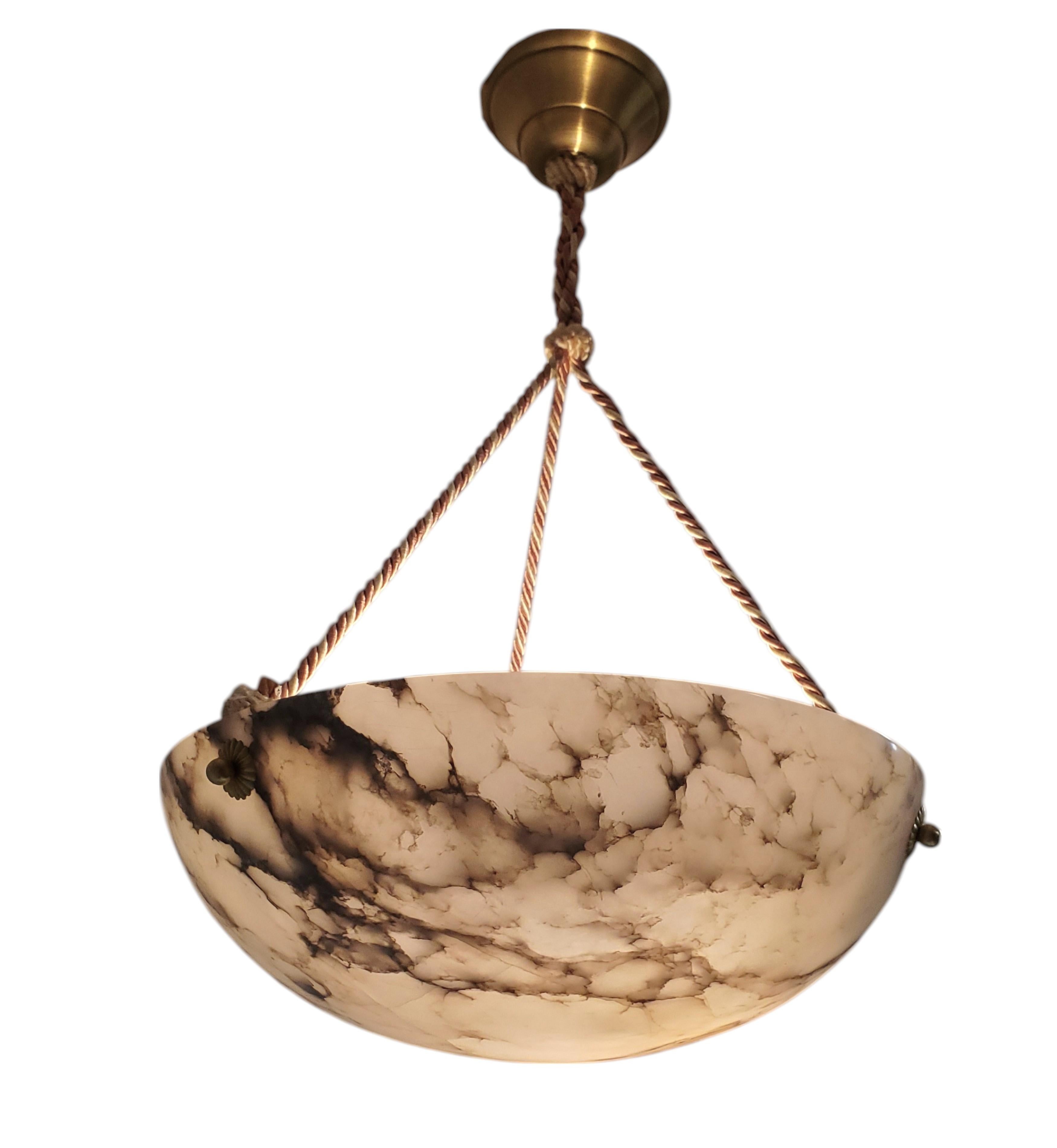 Coupe d'albâtre d'origine française veinée de blanc et de gris avec cordon rose + blanc en vente 6