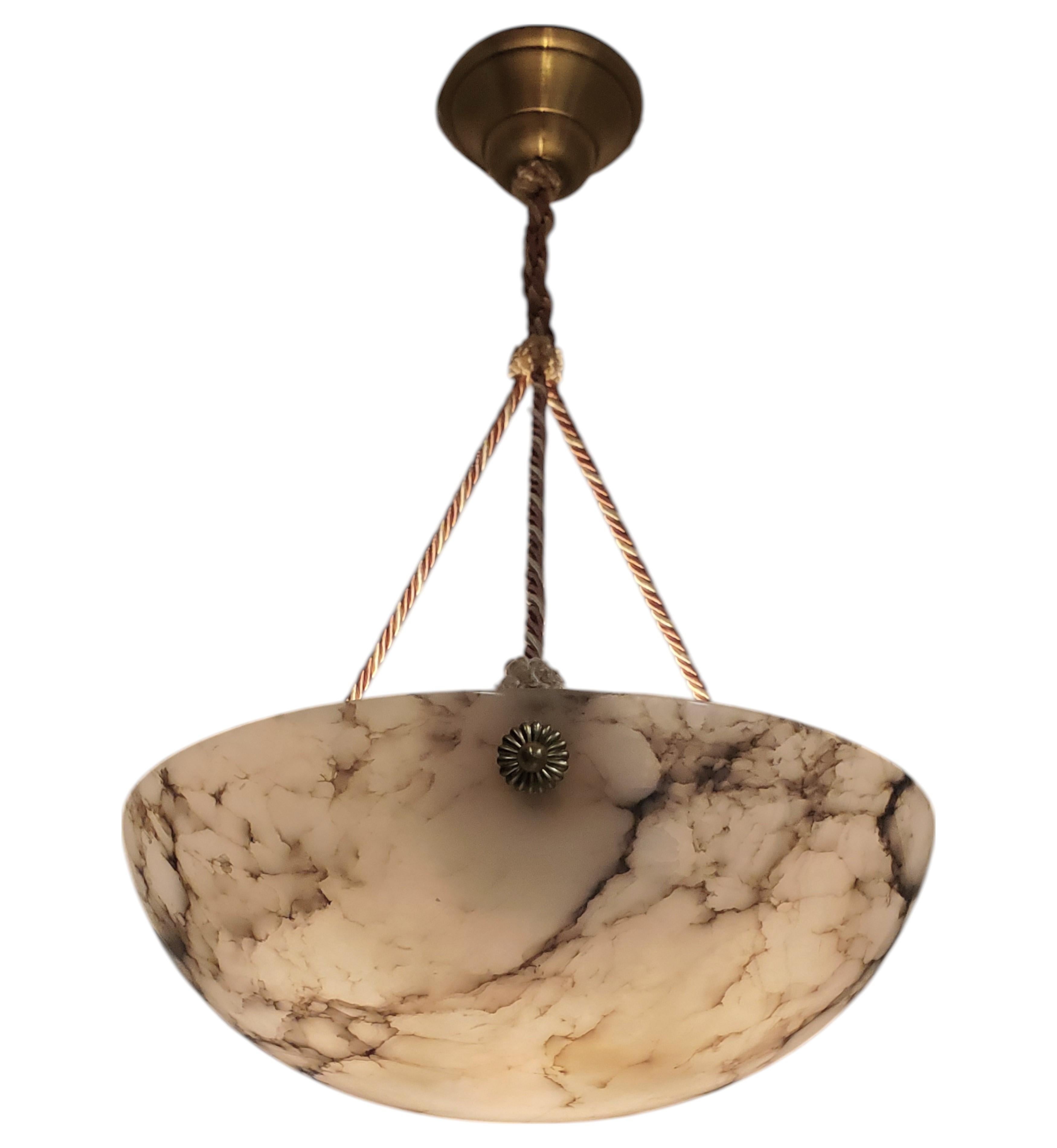 Coupe d'albâtre d'origine française veinée de blanc et de gris avec cordon rose + blanc en vente 7