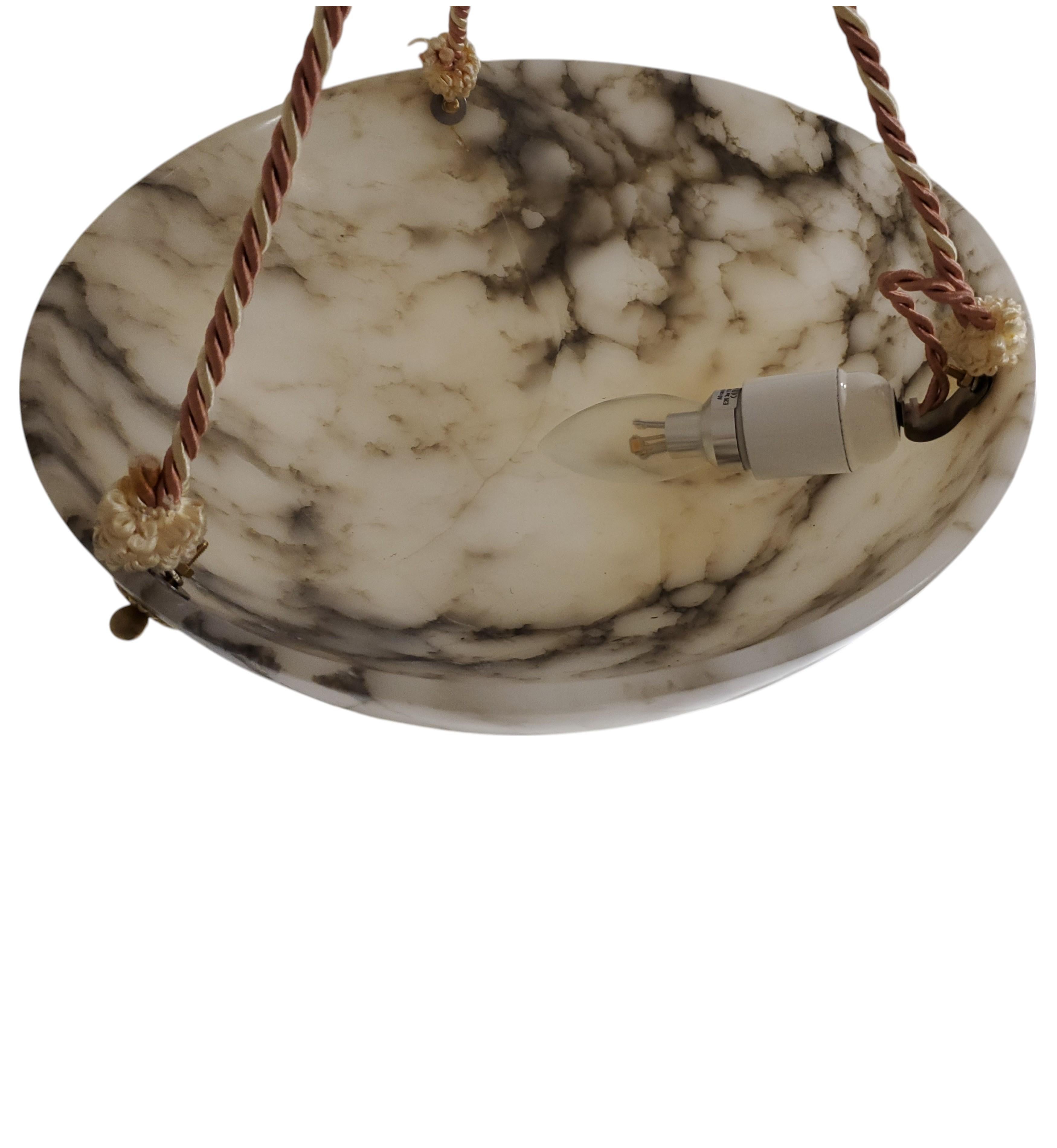 Coupe d'albâtre d'origine française veinée de blanc et de gris avec cordon rose + blanc en vente 8