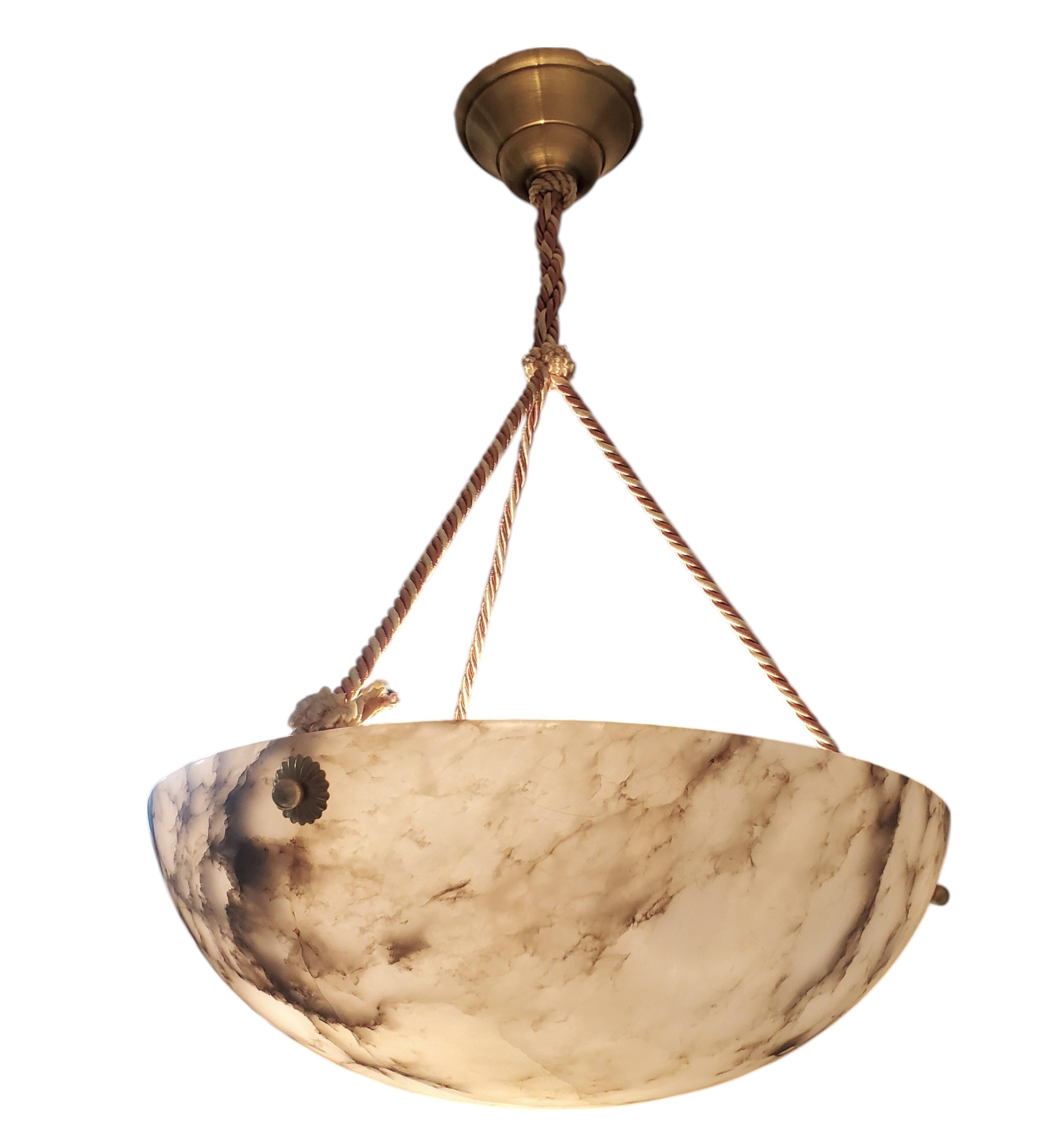 20ième siècle Coupe d'albâtre d'origine française veinée de blanc et de gris avec cordon rose + blanc en vente