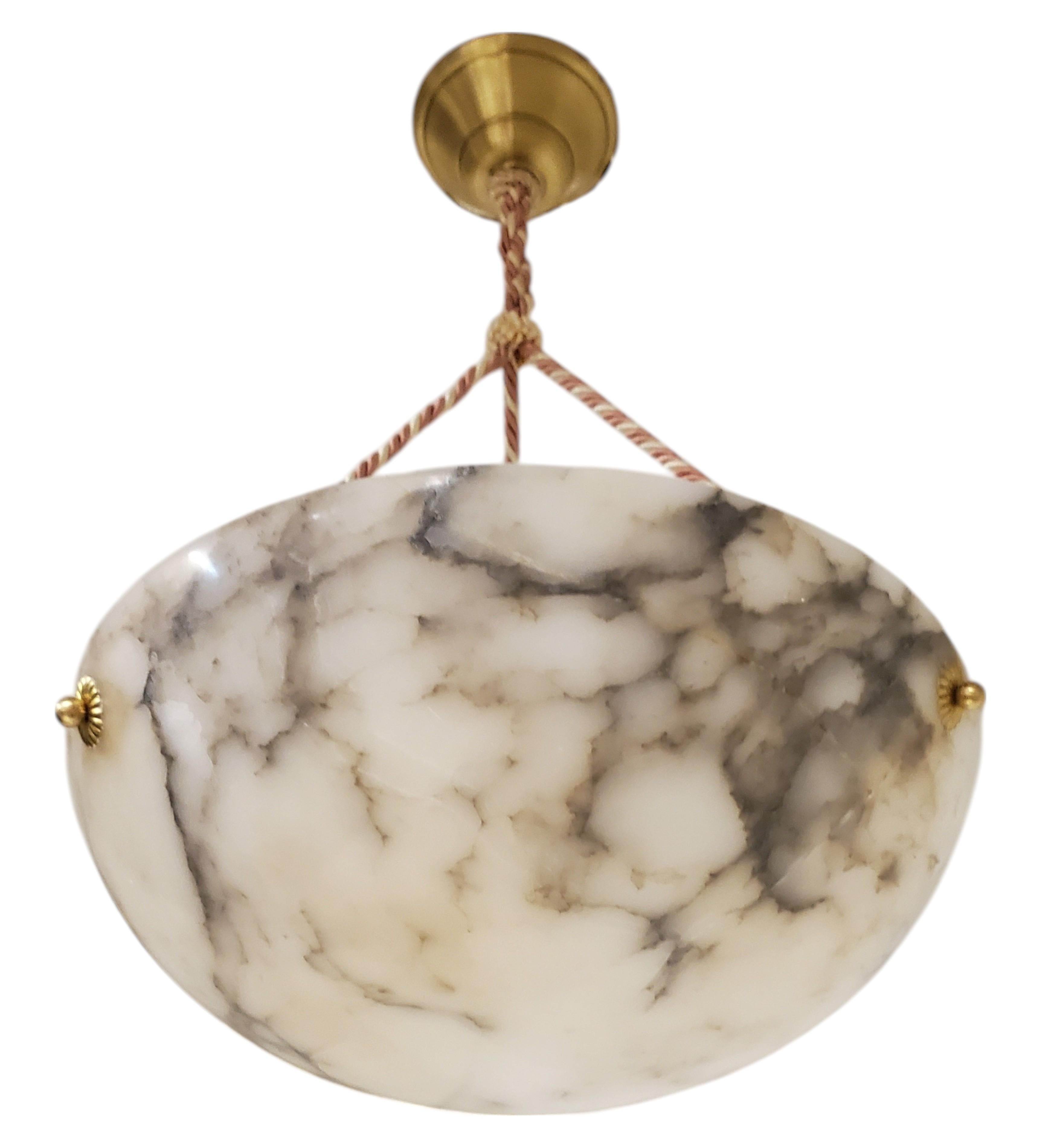 Coupe d'albâtre d'origine française veinée de blanc et de gris avec cordon rose + blanc en vente 1