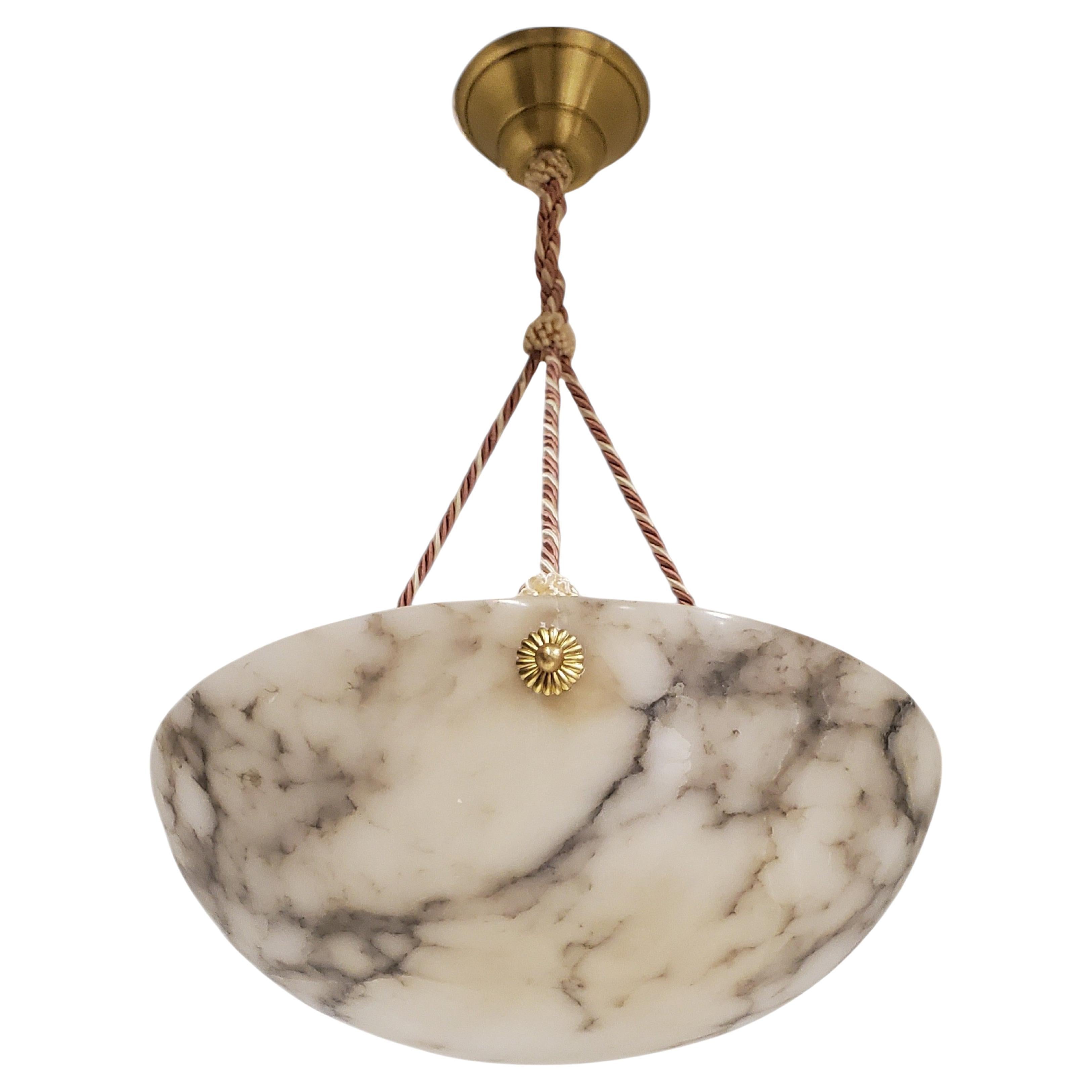 Coupe d'albâtre d'origine française veinée de blanc et de gris avec cordon rose + blanc