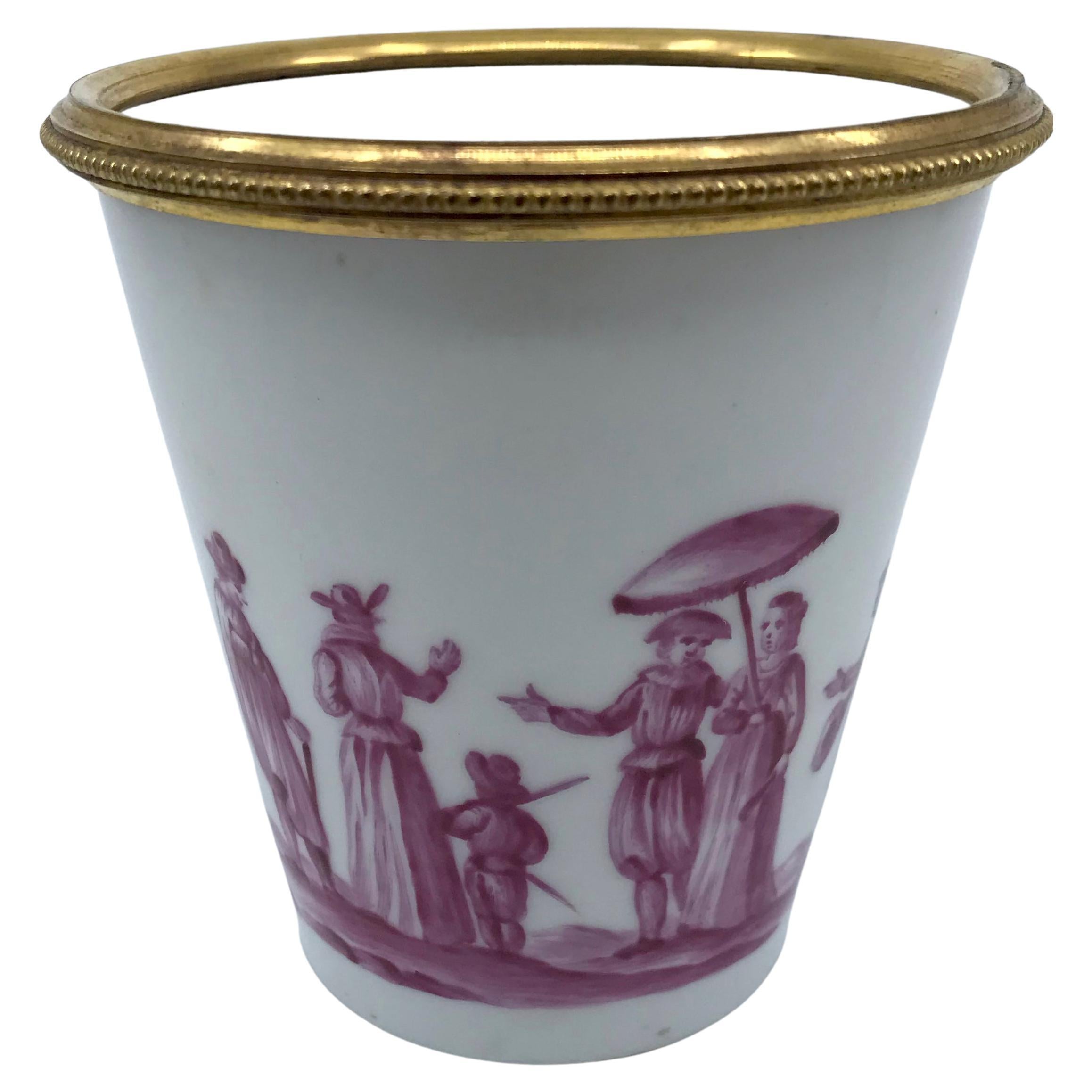 Vase à bourgeons en porcelaine blanche et magenta de France en vente