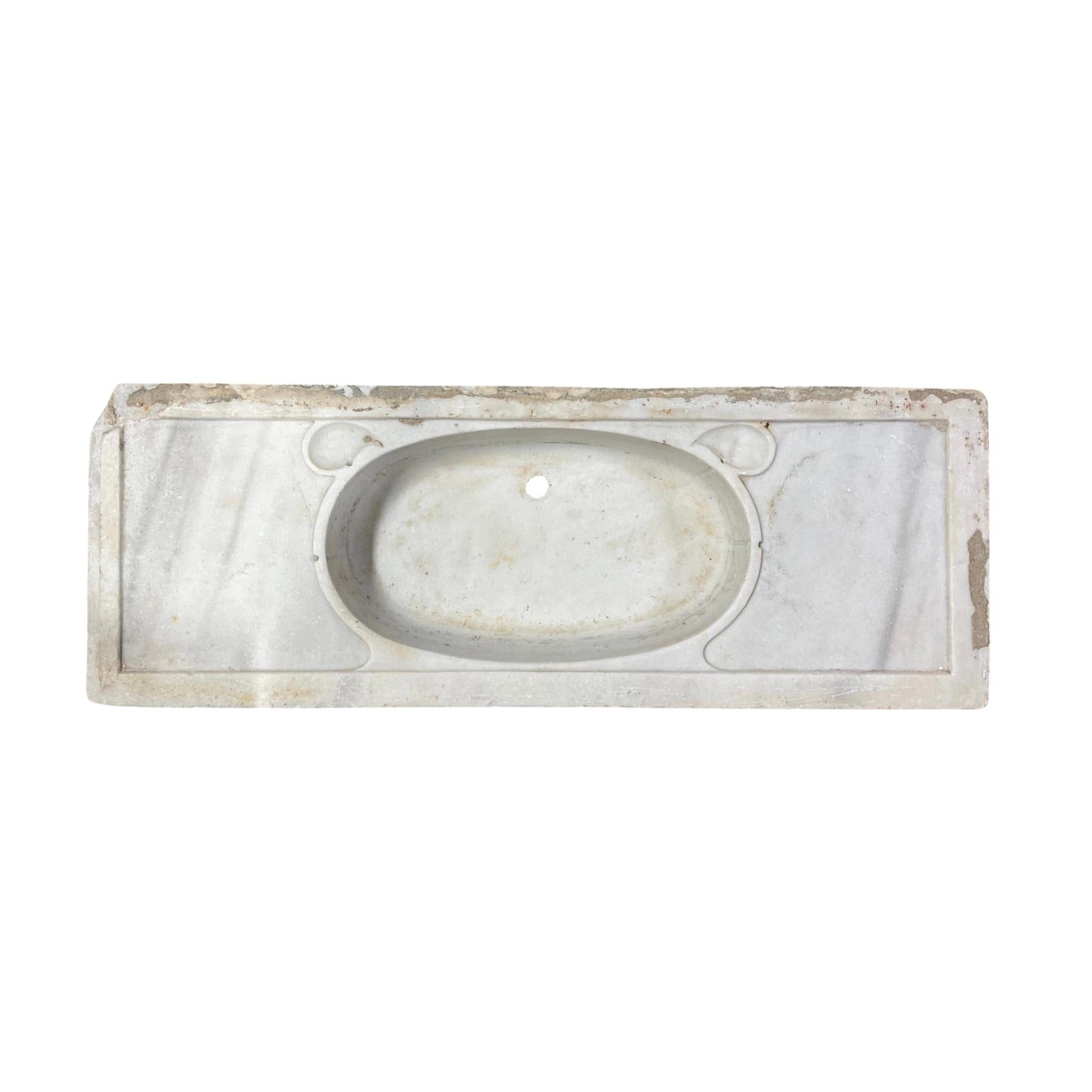 Dieses klassische französische Waschbecken aus weißem Carrara-Marmor aus dem 18. Jahrhundert verleiht jedem Badezimmer einen Hauch von Eleganz. Aus Carrara-Marmor gefertigt und mit einer vorgebohrten Öffnung für den Abfluss versehen, bietet dieses