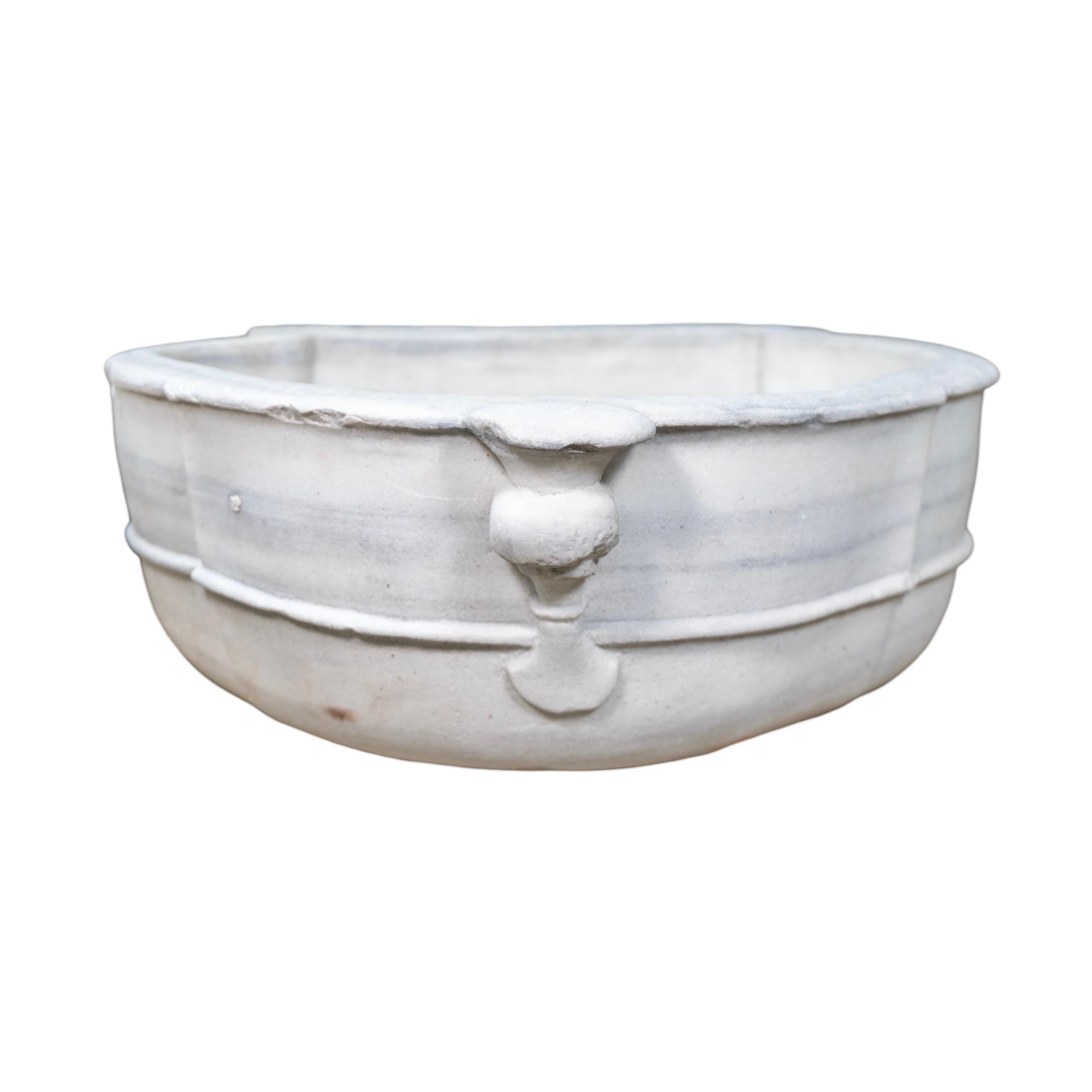 Fabriqué en authentique marbre blanc de Carrare français, ce lavabo antique des années 1800 ajoute une touche d'élégance à toute salle de bains. Il est non seulement beau mais aussi fonctionnel, avec un trou pré-percé pour un drainage facile. Il est