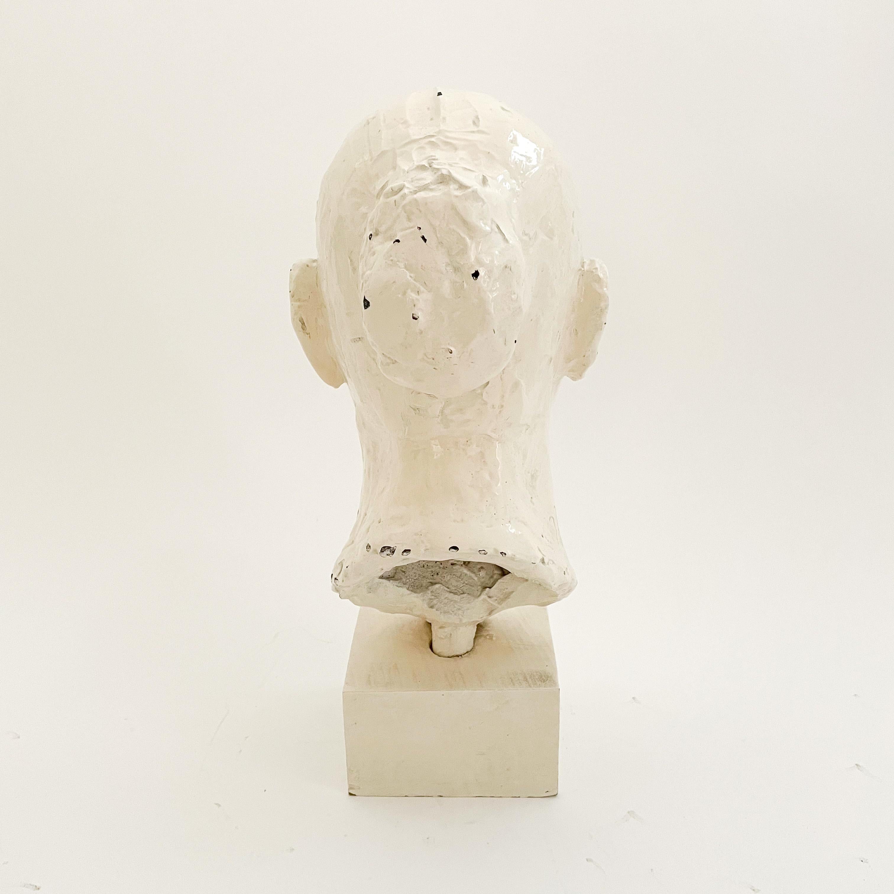 Buste féminin en fonte blanche française en forme de coffre, vers les années 1940 en vente 4