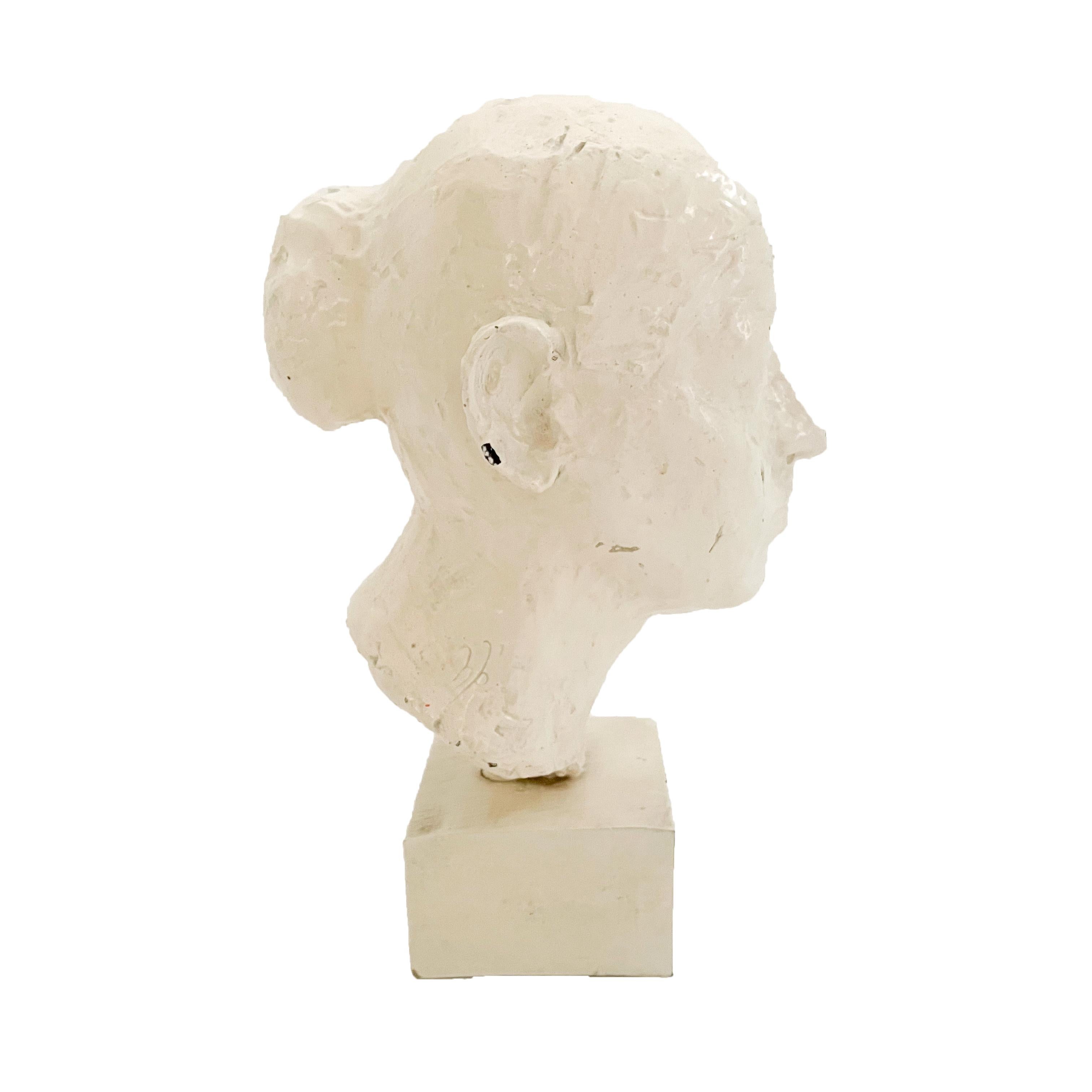 Français Buste féminin en fonte blanche française en forme de coffre, vers les années 1940 en vente