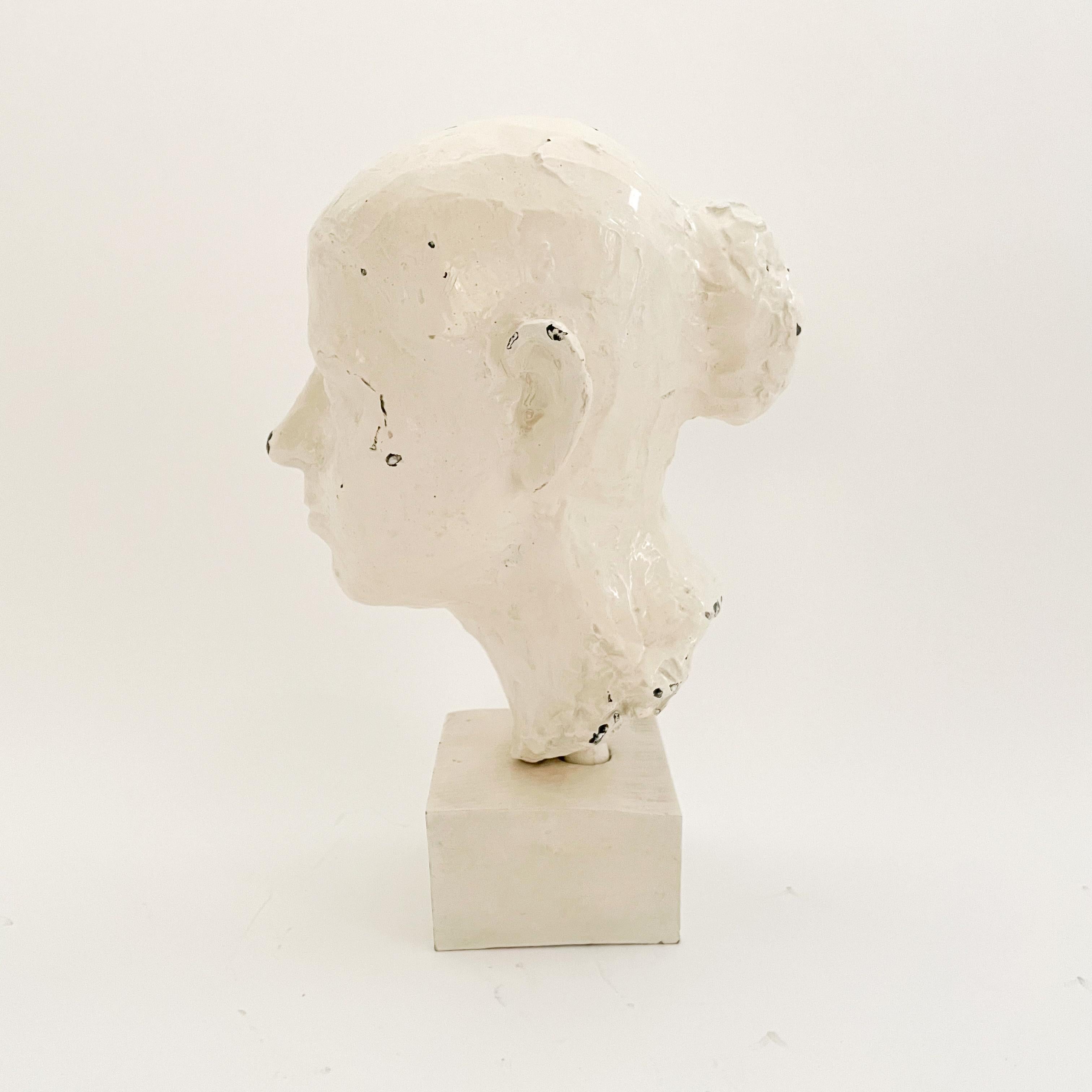 Moulage Buste féminin en fonte blanche française en forme de coffre, vers les années 1940 en vente