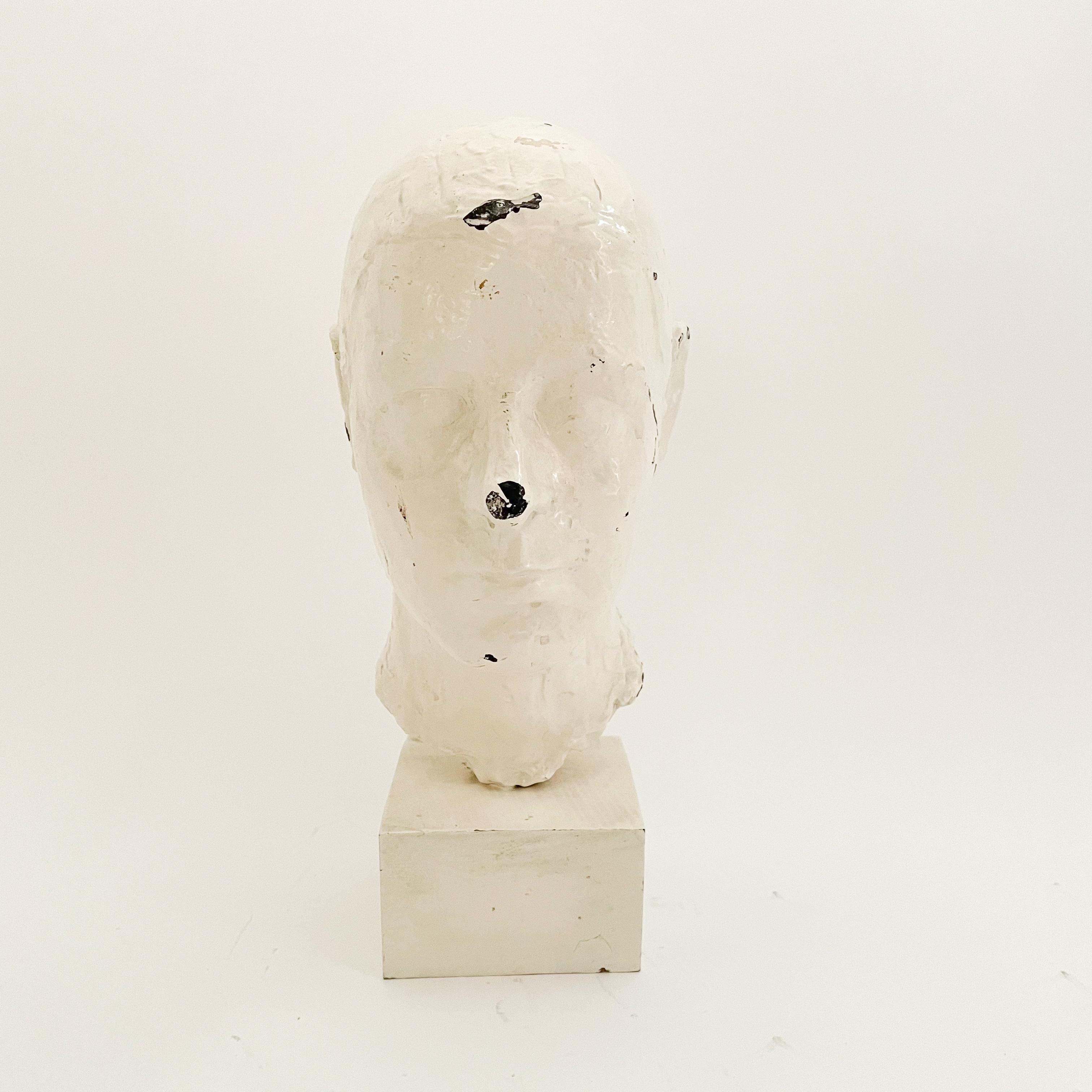 Milieu du XXe siècle Buste féminin en fonte blanche française en forme de coffre, vers les années 1940 en vente