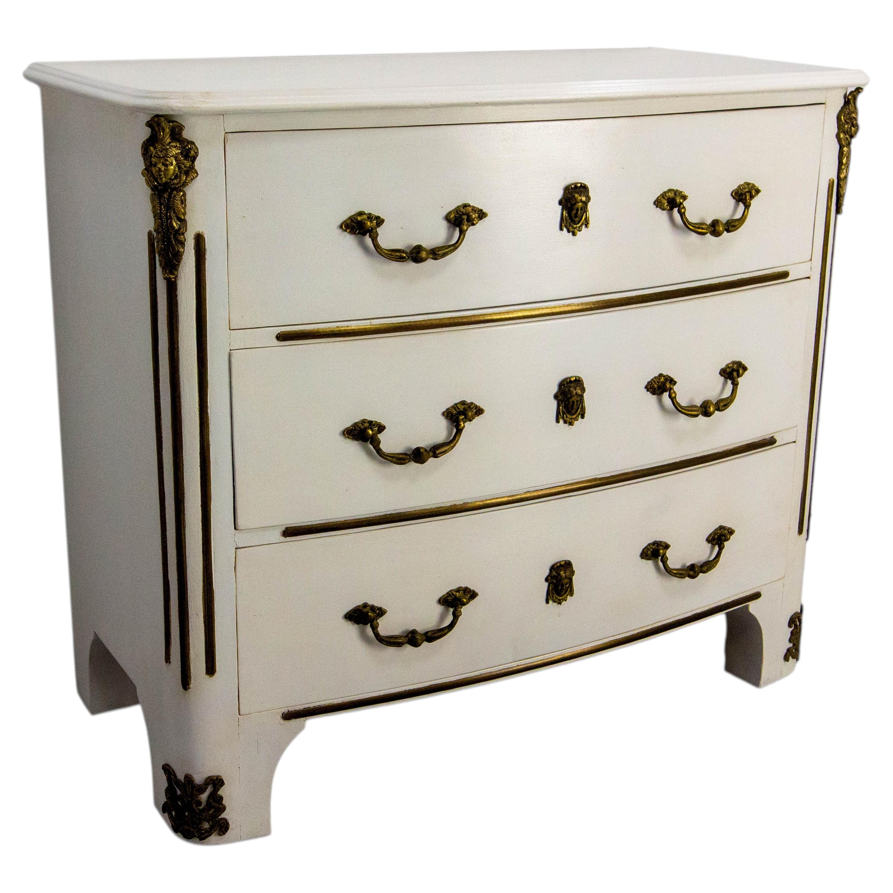 Französische weiße Kommode im Louis-XVI-Stil Kommode mit Schubladen  Ulme & Bronze, 20. Mitte C im Angebot