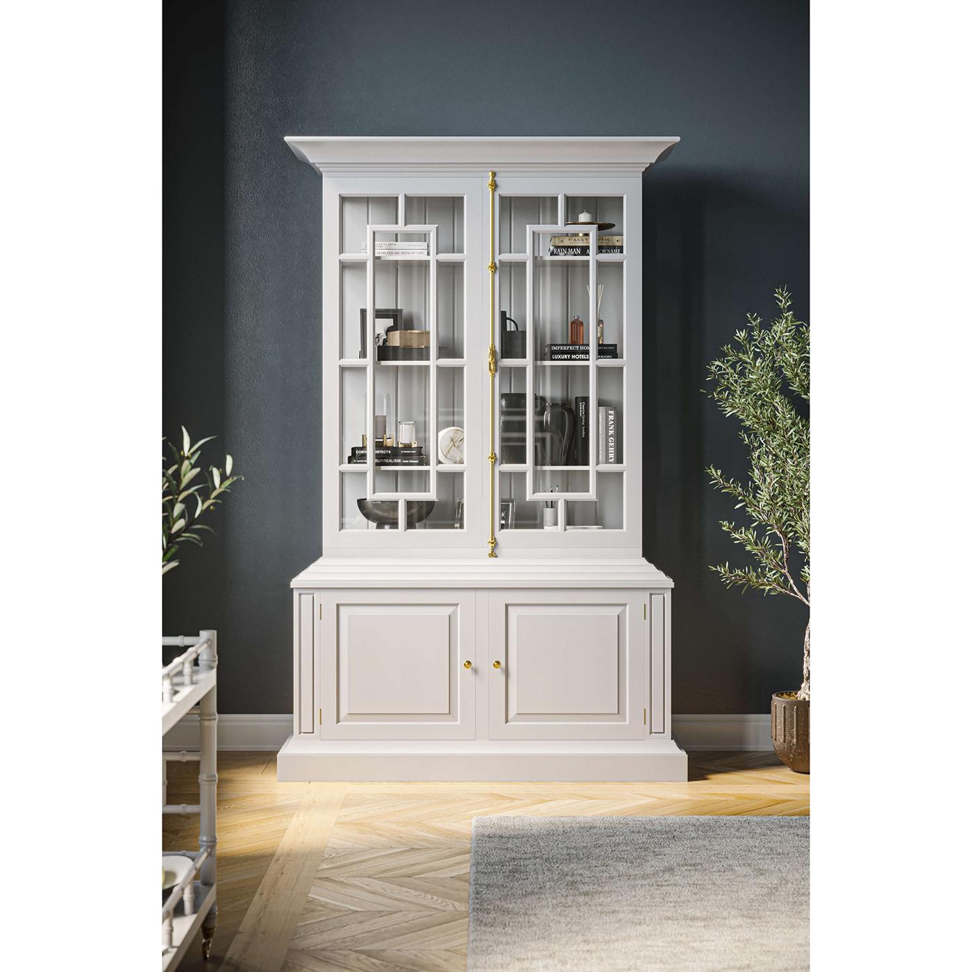 Cette pièce étonnante est fabriquée en bois de haute qualité, avec une finition d'un blanc éclatant qui illumine n'importe quelle pièce. La partie supérieure comporte des portes en verre au design complexe, encadrées d'un motif géométrique, qui vous