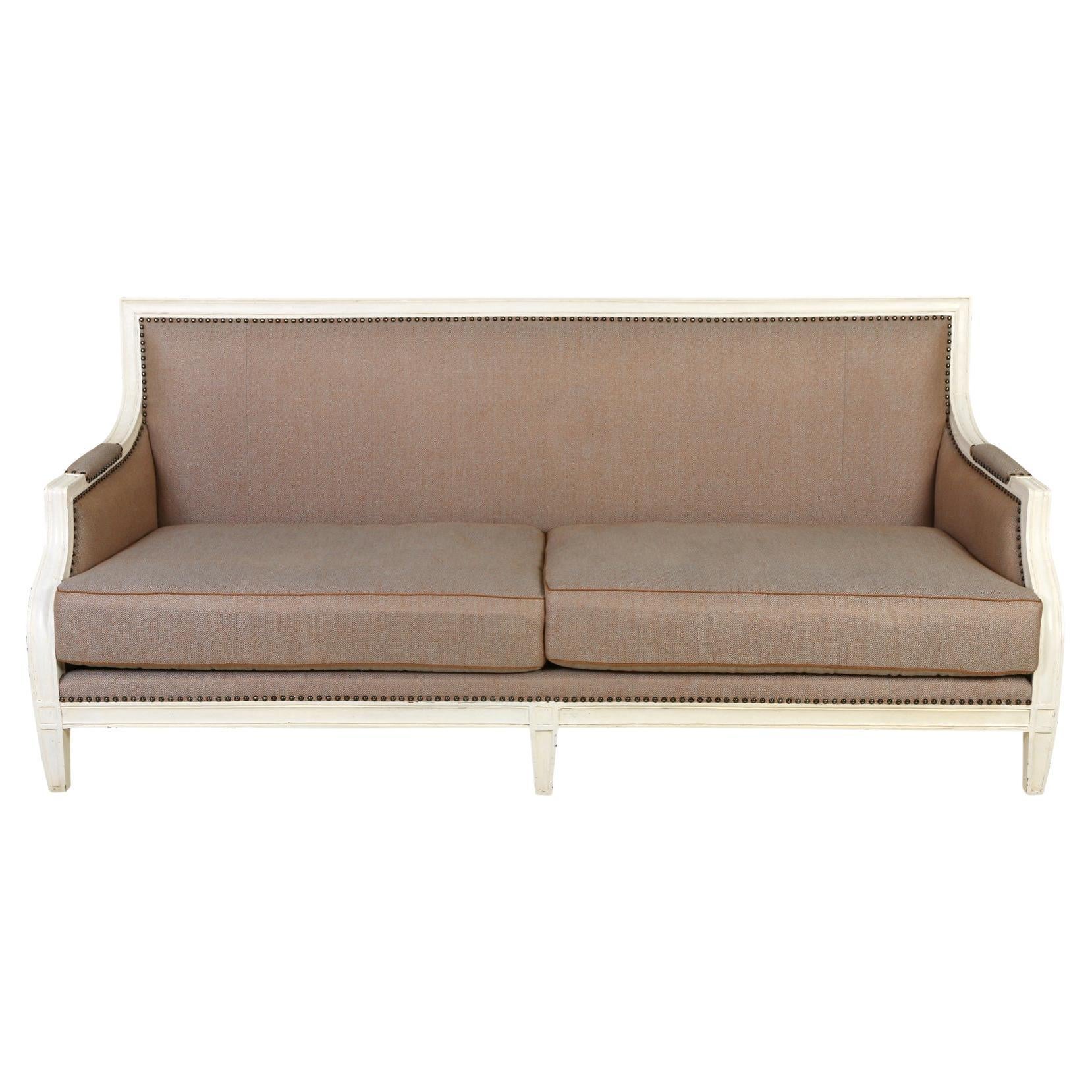 Sofa mit weißem Rahmen und beigefarbener Polsterung im Angebot