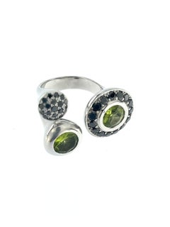 Französischer Weißgoldring aus Weißgold mit Peridoten und schwarzen Diamanten