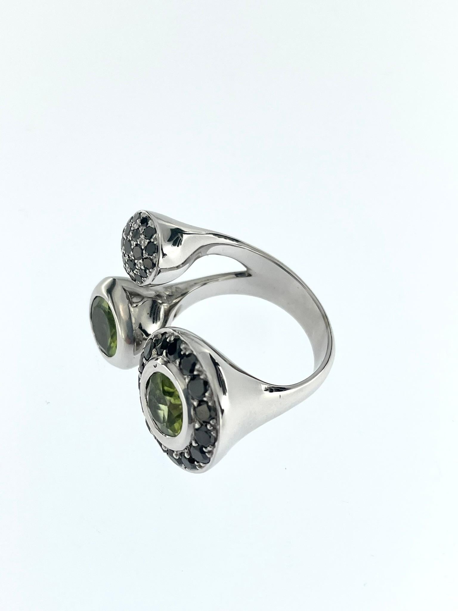 Modern French White Gold Ring with Peridots and Black Diamonds For Sale