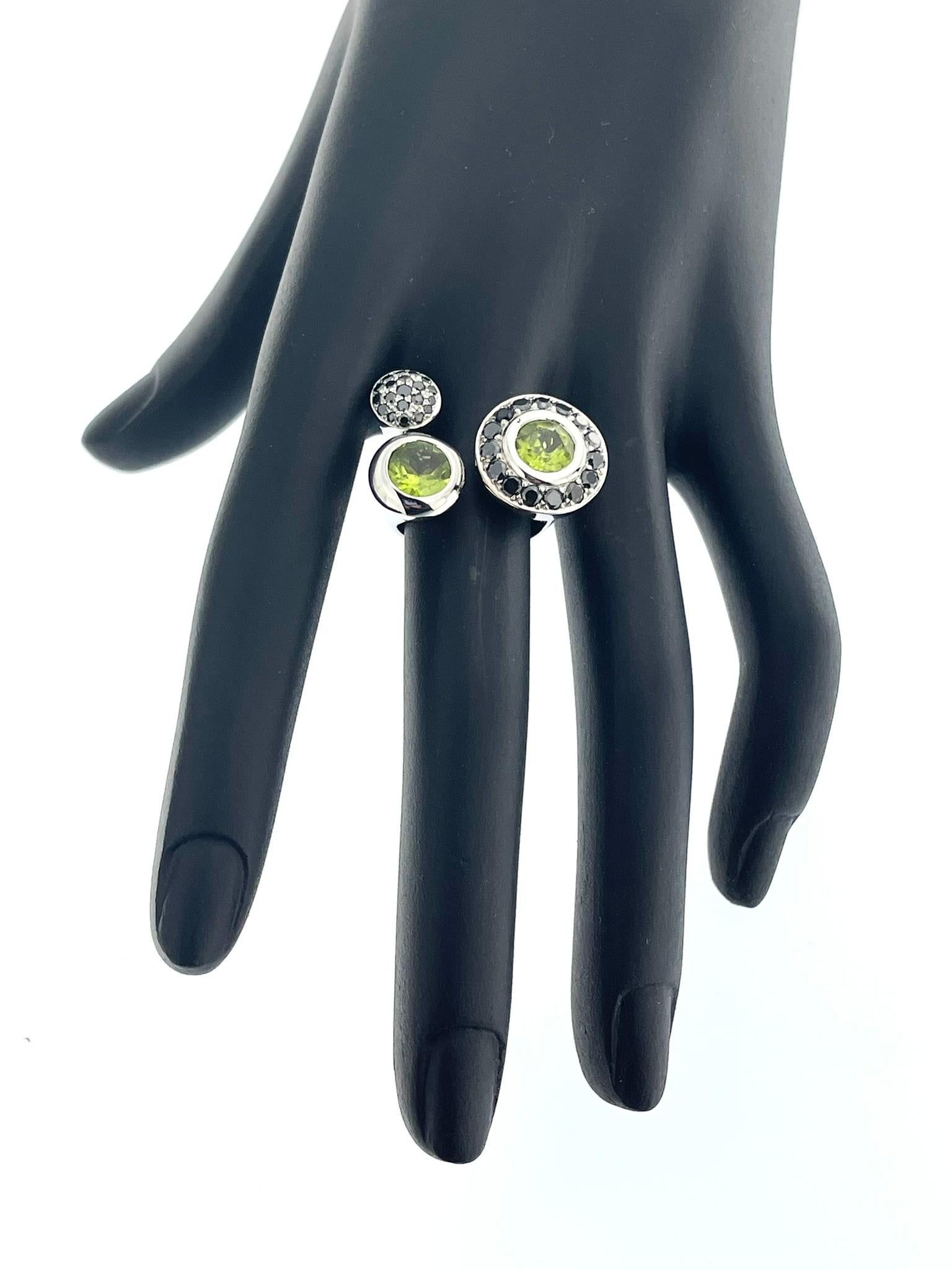 French White Gold Ring with Peridots and Black Diamonds In Good Condition For Sale In Esch-Sur-Alzette, LU