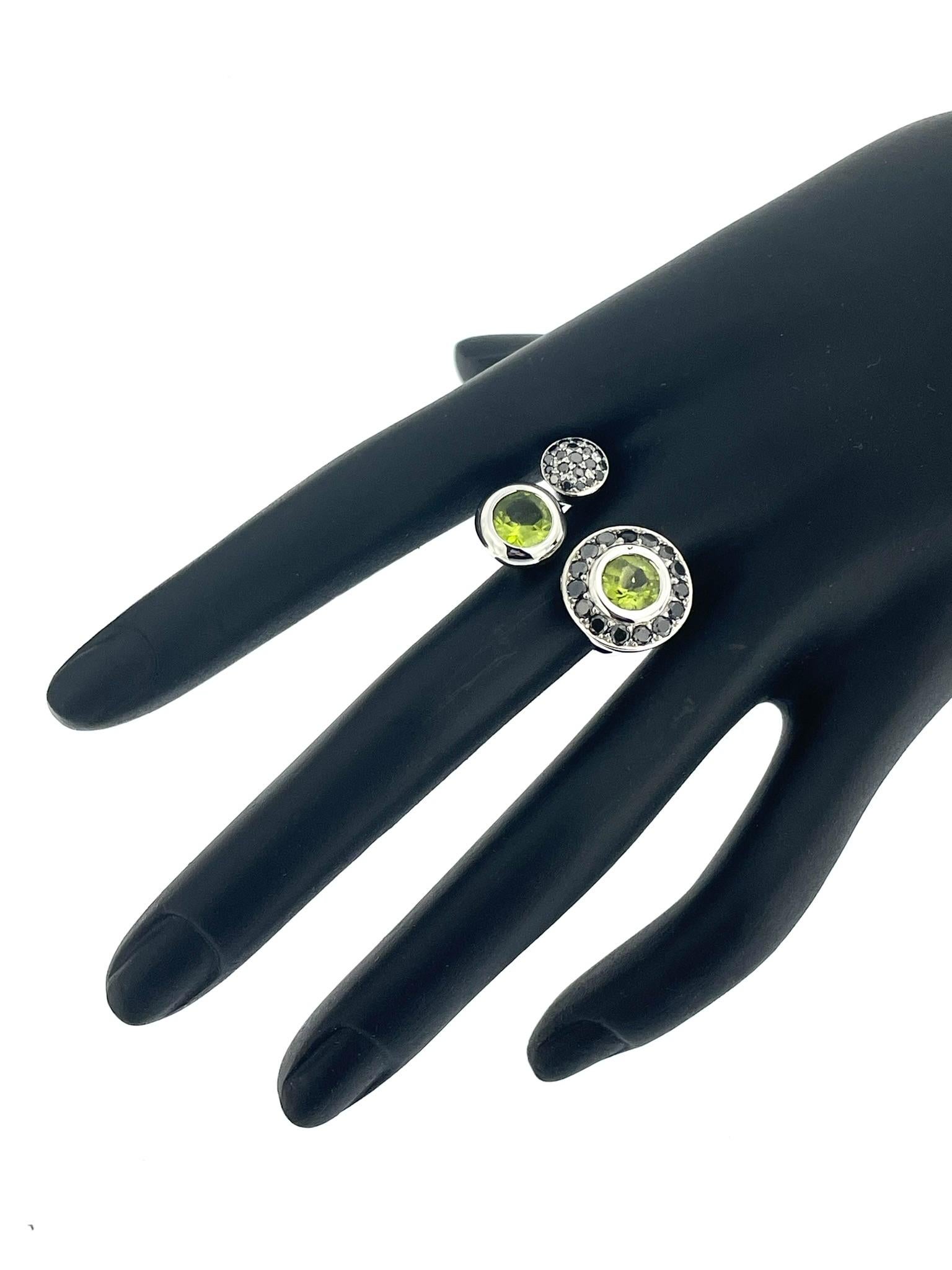 Women's French White Gold Ring with Peridots and Black Diamonds For Sale