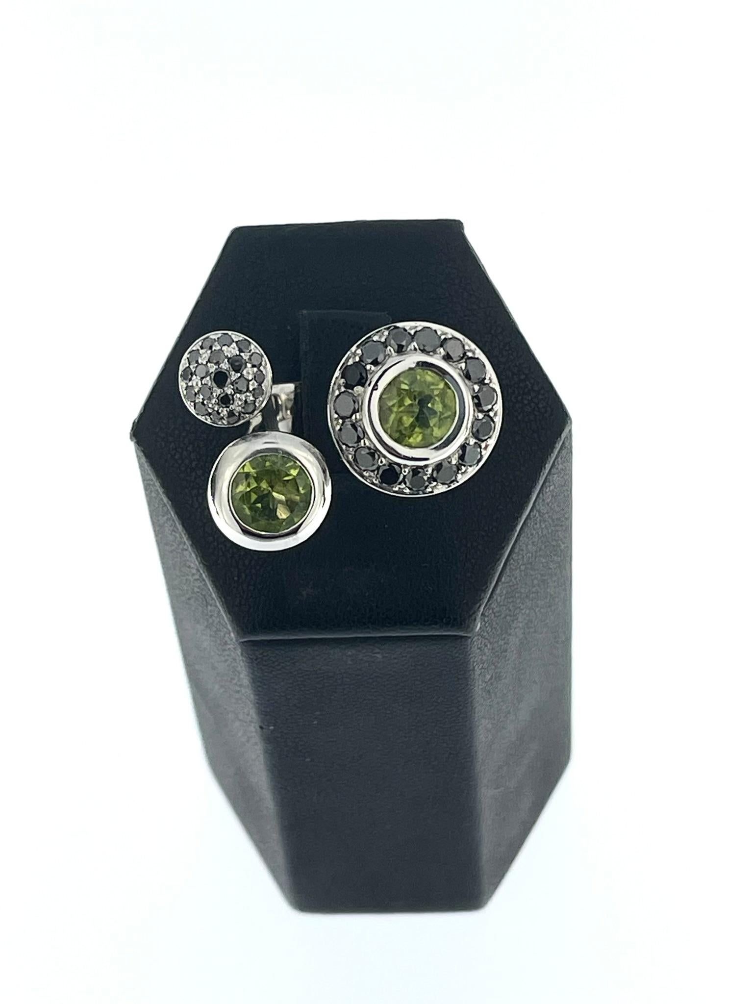 French White Gold Ring with Peridots and Black Diamonds For Sale 1