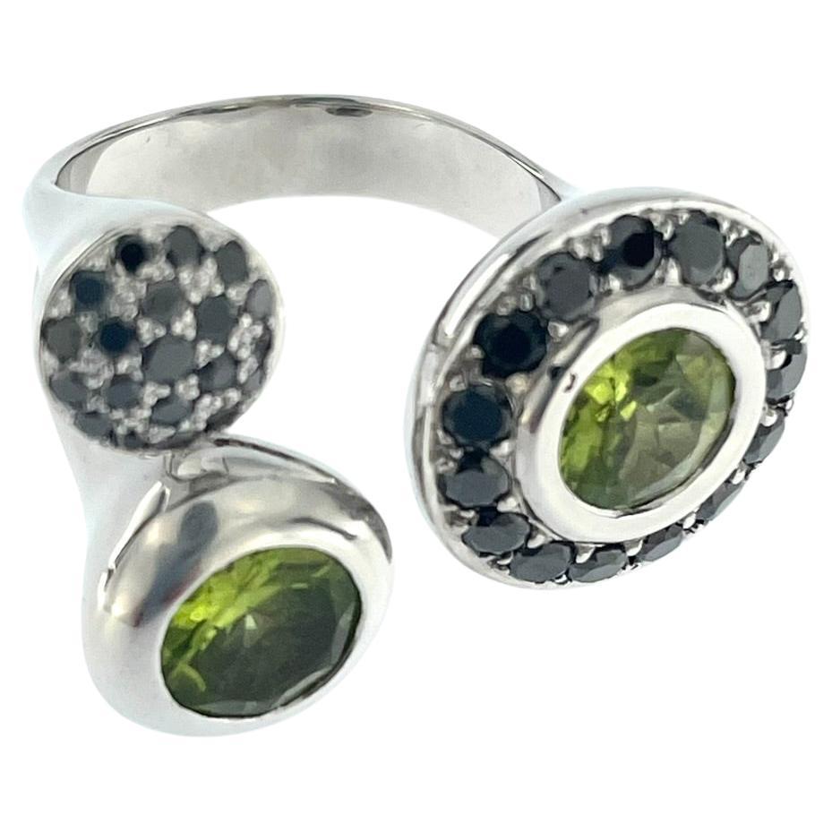 French White Gold Ring with Peridots and Black Diamonds