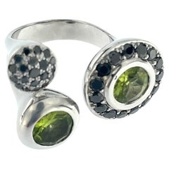 French White Gold Ring with Peridots and Black Diamonds