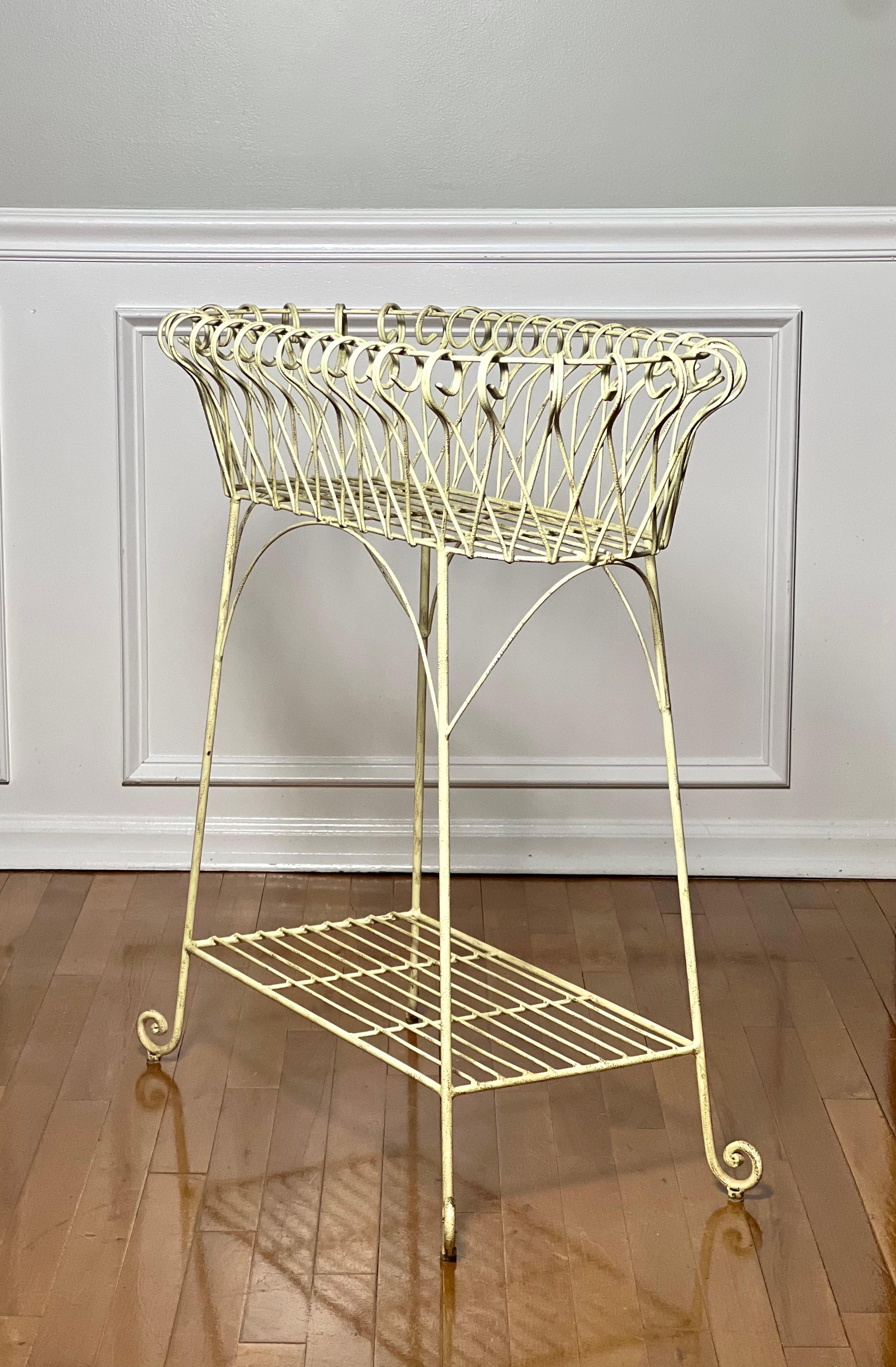 French White Iron Jardiniere Plant Stand In Good Condition For Sale In Doylestown, PA
