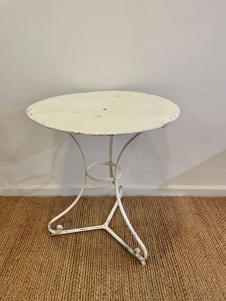 table de nuit en fer français avec belle patine d'origine peinte en blanc provenant d'un bistrot français. Très bien fait, solide, robuste, stable, structurellement sain.
Aussi chaleureuse et attrayante que fonctionnelle, elle a la taille et les