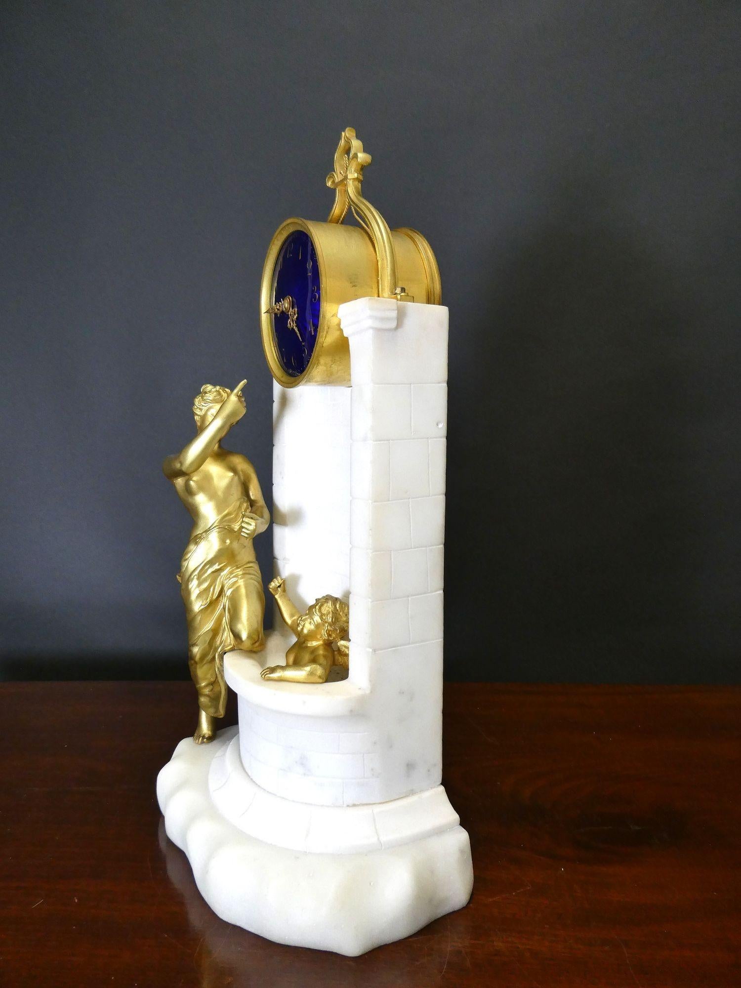 Fin du XIXe siècle Pendule de cheminée française en marbre blanc et bronze doré en vente