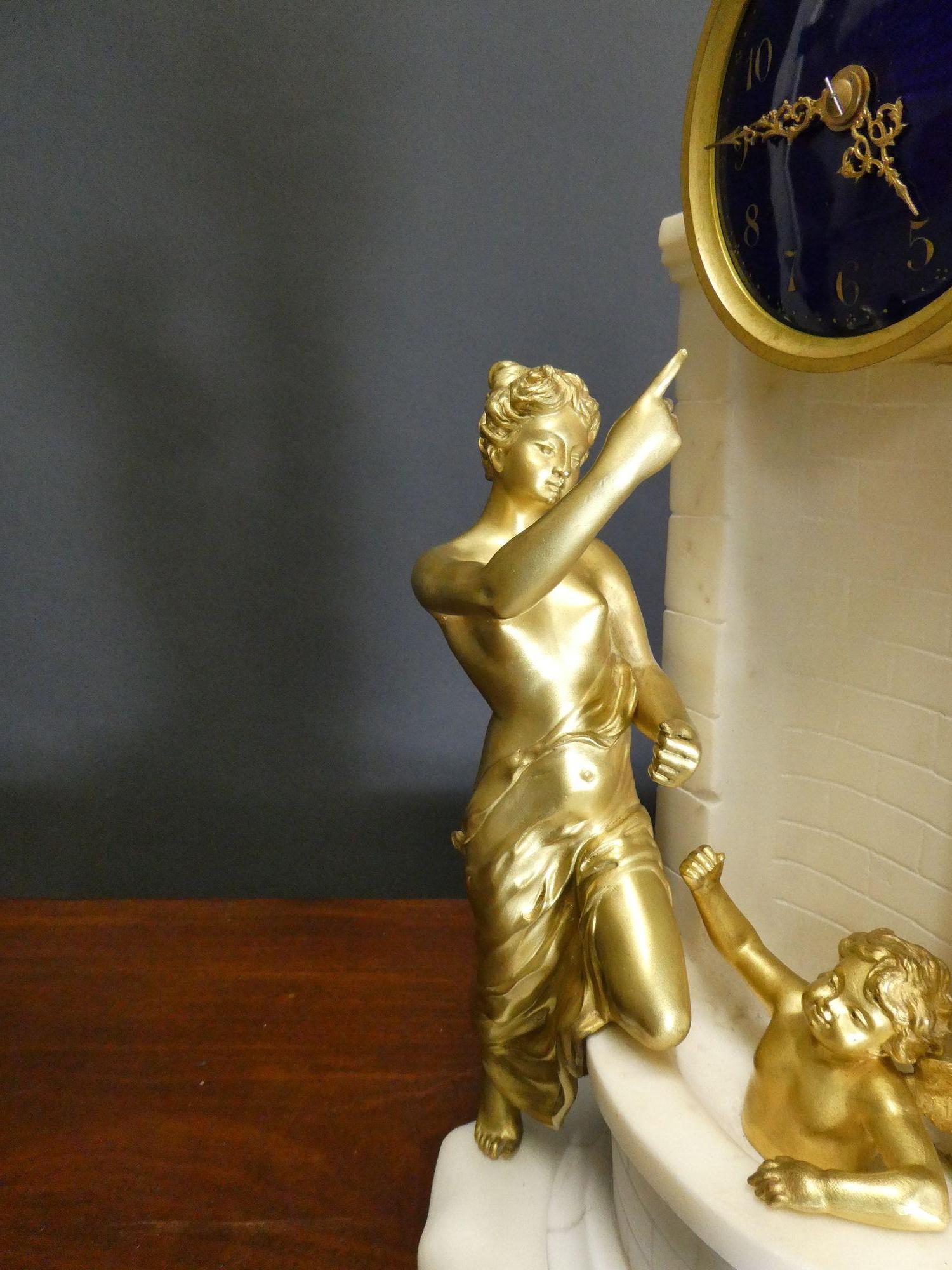 Marbre Pendule de cheminée française en marbre blanc et bronze doré en vente