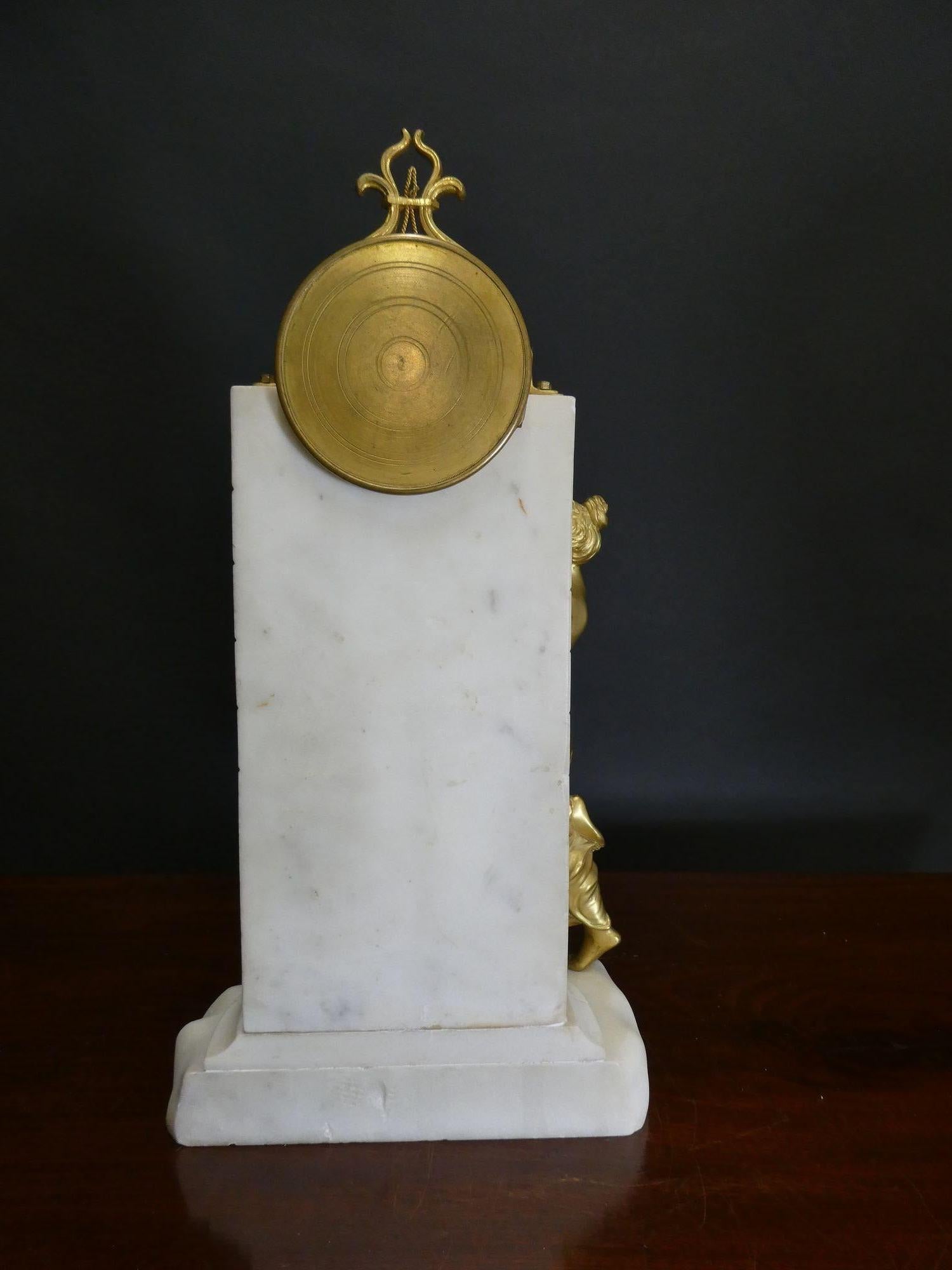 Pendule de cheminée française en marbre blanc et bronze doré en vente 2