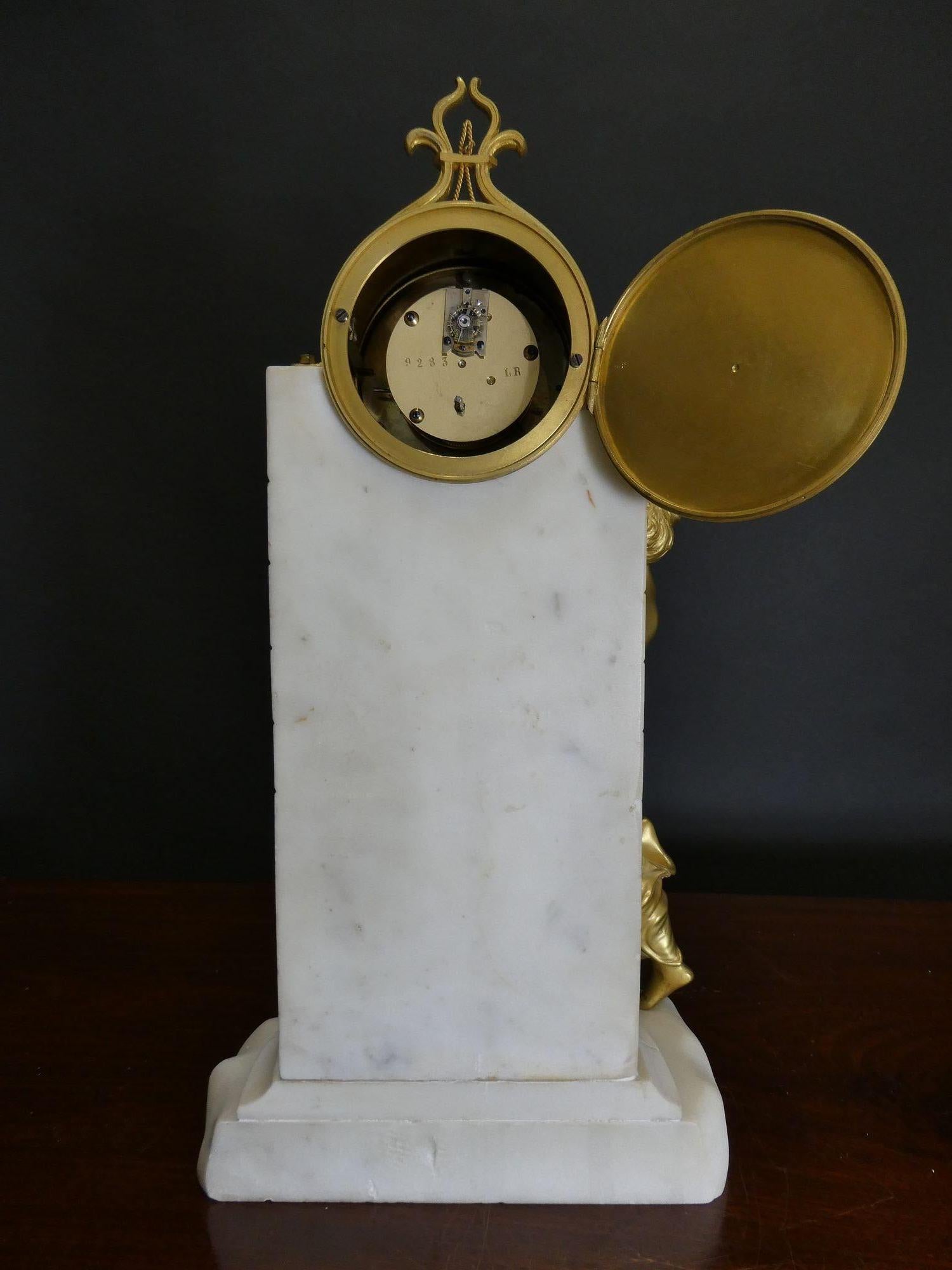 Pendule de cheminée française en marbre blanc et bronze doré en vente 3